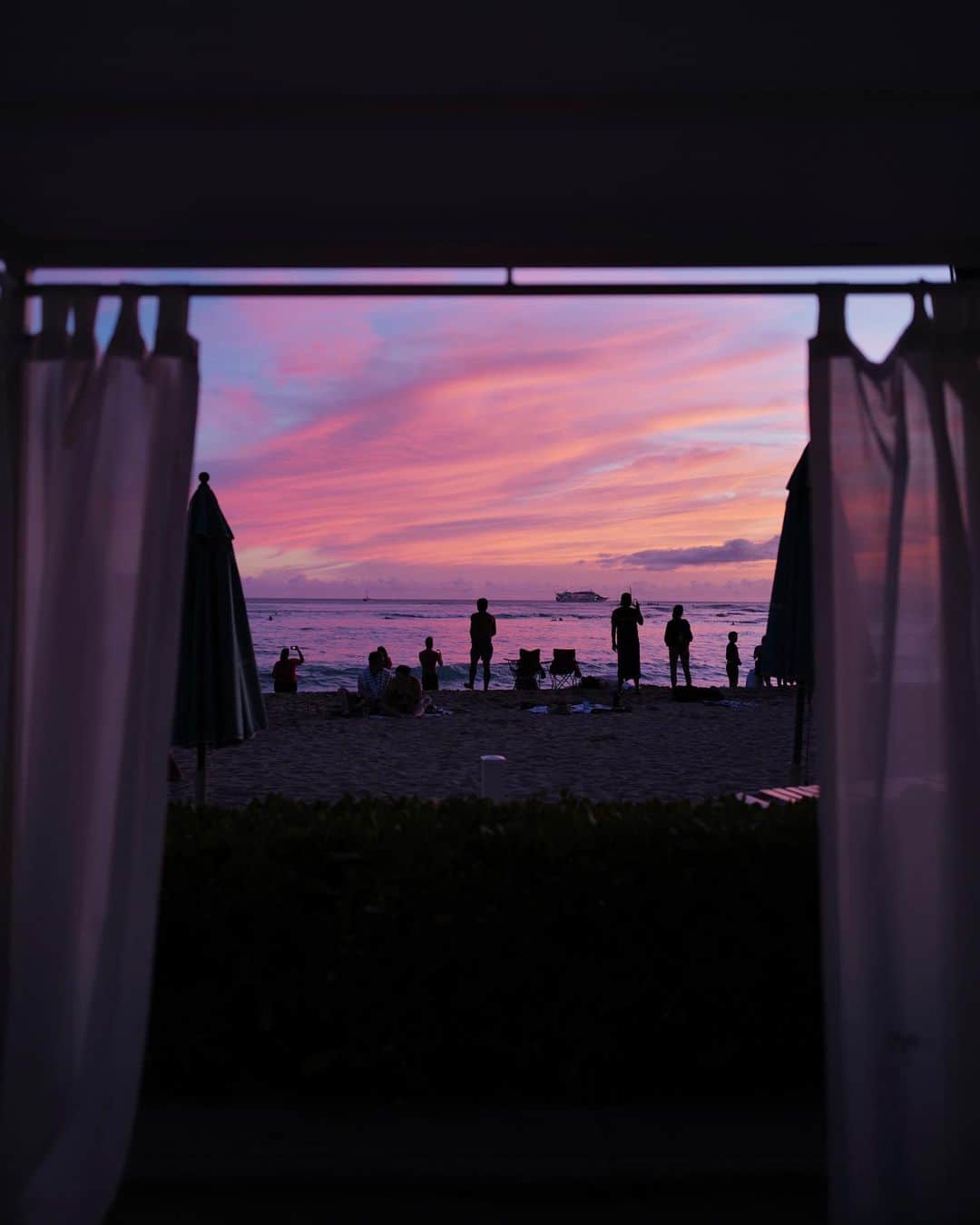 根岸由香里さんのインスタグラム写真 - (根岸由香里Instagram)「. みんな静かに変わりゆく空を眺めている。 私たちは大きな大きな自然の一部。」9月9日 20時38分 - yukarinegishi