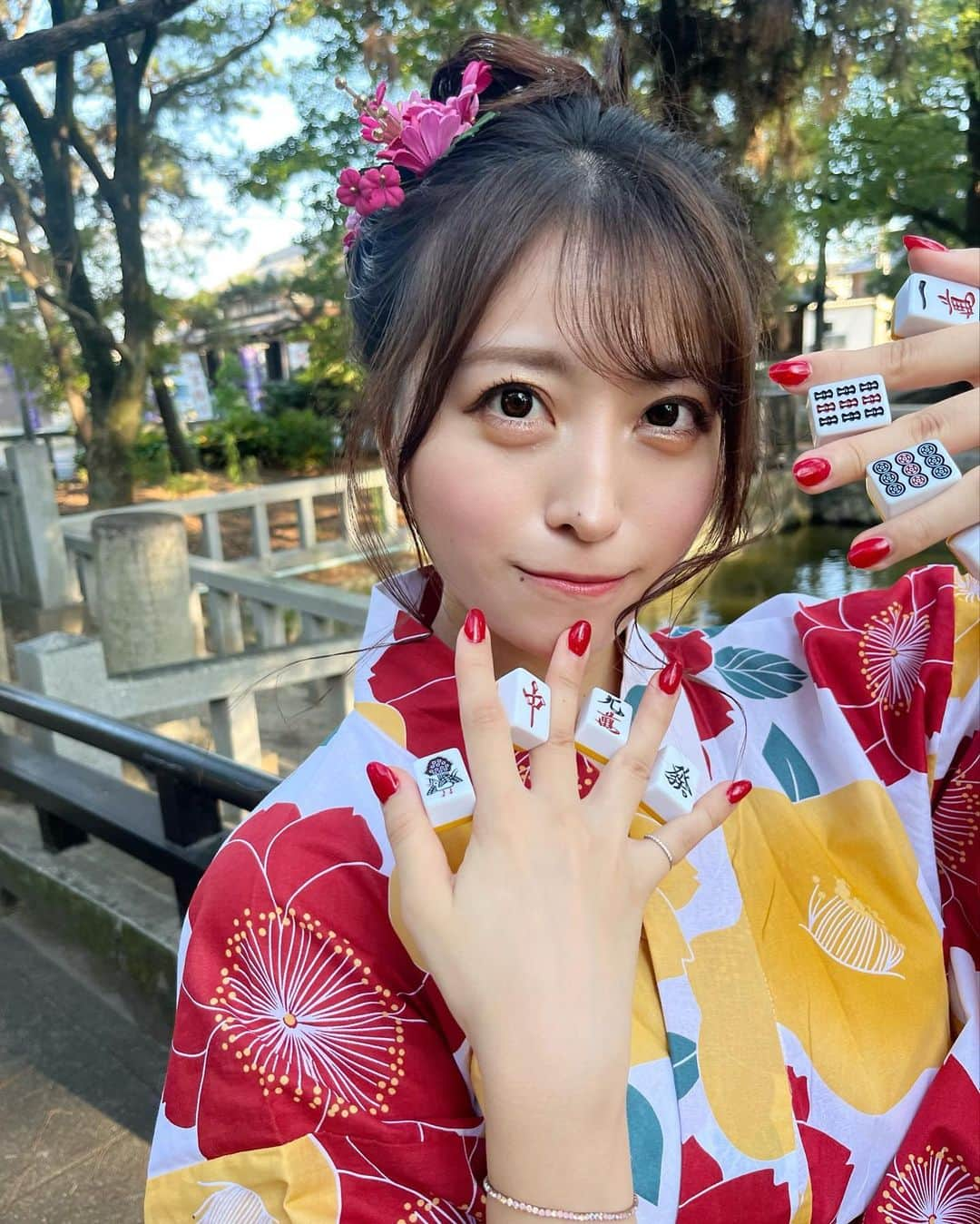 中村優花さんのインスタグラム写真 - (中村優花Instagram)「🀄🀄 ______________________________  #ユウカのプロ雀士への道 🀄  ______________________________  中村優花、プロ雀士を目指します！  麻雀を通じて素晴らしい出会いに恵まれ、 今まさに私の人生を豊かにしてくれているのがこの麻雀です。  まだまだ初心者ですが 皆様に成長の過程を見守っていただけますと幸いです🀄️🌼  どちらの団体を目指すかは追々考えてまいります。 今はとにかく雀力強化中です💪  麻雀専用X(旧Twitter)アカウントはこちら！↓@naka_mura_yuuka   ちなみに初めての役満は四暗刻でした(ง •̀_•́)ง  今の活動に加え、また新しいジャンルの挑戦になりますが楽しみながら勉強していけたらとおもいます！  応援どうぞ宜しくお願いします！  #麻雀 #麻雀初心者  #プロ雀士への道」9月9日 20時38分 - kind___flowers