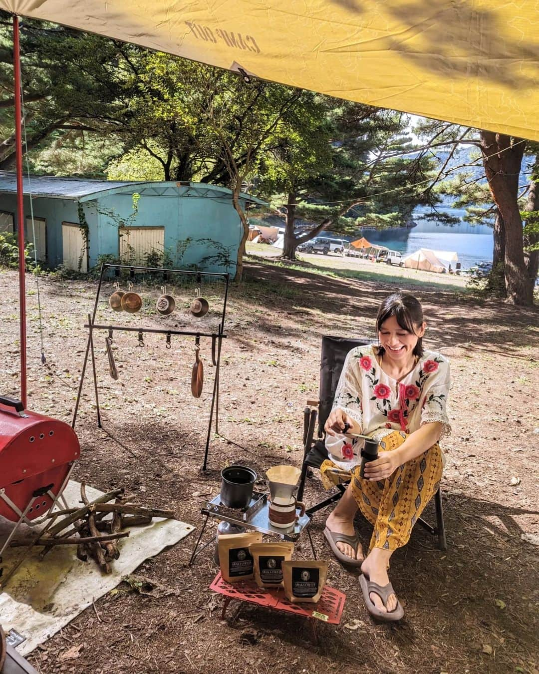 芳美リンさんのインスタグラム写真 - (芳美リンInstagram)「ARAKA　COFFEE☕  星空の下で飲みたい、天体観測専用コーヒー✨  なんと星座に基づいて、12種類もブレンドがあるのです！ 色々な産地の豆をブレンドし、星座占いからイメージして味が作られています👏 3種類お試しさせていただきました(*^^*)  我が家は全員水瓶座なので、 1つめはすんなり選べたのですが、 もう2つは、ブレンドの六角形を見て、いて座と魚座を選びました✨  どれも美味しくて、それぞれの味を楽しめましたよ☕ アウトドアで飲む珈琲はさらに美味しい👏  プレゼントにしてもロマンチックなのでは🎁♡  #ARAKA #アラカ #captainstag#鹿番長 #アウトドア女子#女子キャンプ#ブレンド珈琲#クラフト珈琲#ドリップ珈琲#本栖湖#本栖湖レークサイドキャンプ場」9月9日 20時38分 - lynn.lynn5