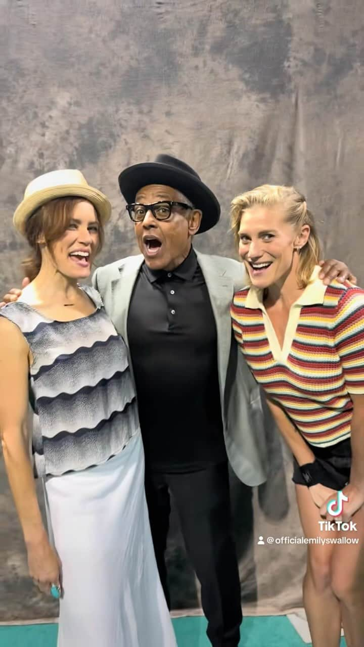 エミリー・スワローのインスタグラム：「So stoked for @ottawa_comiccon this weekend!  Let’s do this!  @thegiancarloesposito and I will have to improvise without the kickass @therealkateesackhoff , but we’ll do our best to sparkle. (This is a #throwback to #fanexpochicago )  See you there today and tomorrow!  Can’t wait to answer your questions, see your cosplay and take some #selfies and #usies 🩷  #photoop #convention #cosplay #emilyswallow #giancarloesposito  #ottawacomiccon #comiccon #canada #ontario」