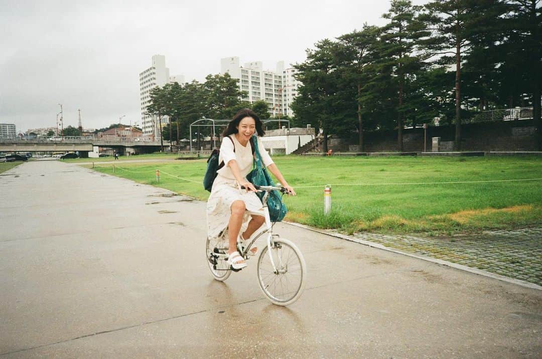 シン・ソユルのインスタグラム：「⠀ ⠀ 일로 만난 동반자의 필름카메라📷 @dddong_joo ⠀ ⠀ ⠀」