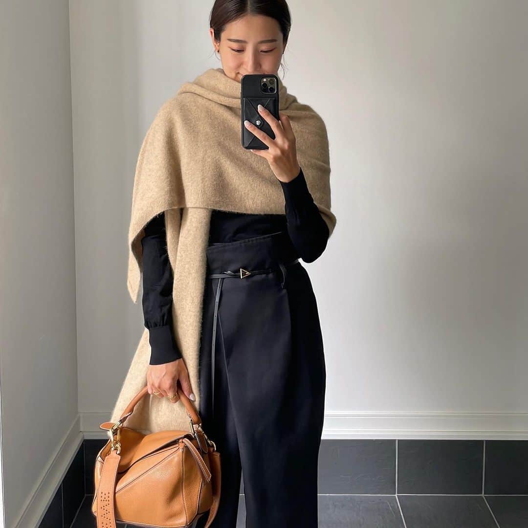 Hiromi Ｍaedaのインスタグラム：「展示会でつけてたストール ストールにもベストにもコートのインナーとしても着れるアイテム😚 この色味がまた可愛い🤎  @ctplage_cta_paris_japan 📍10/4(wed)-10/10(tue) 阪急うめだ本店でpopup開催🧶  stole #ctplage pants #frey_jp bag #loewe」