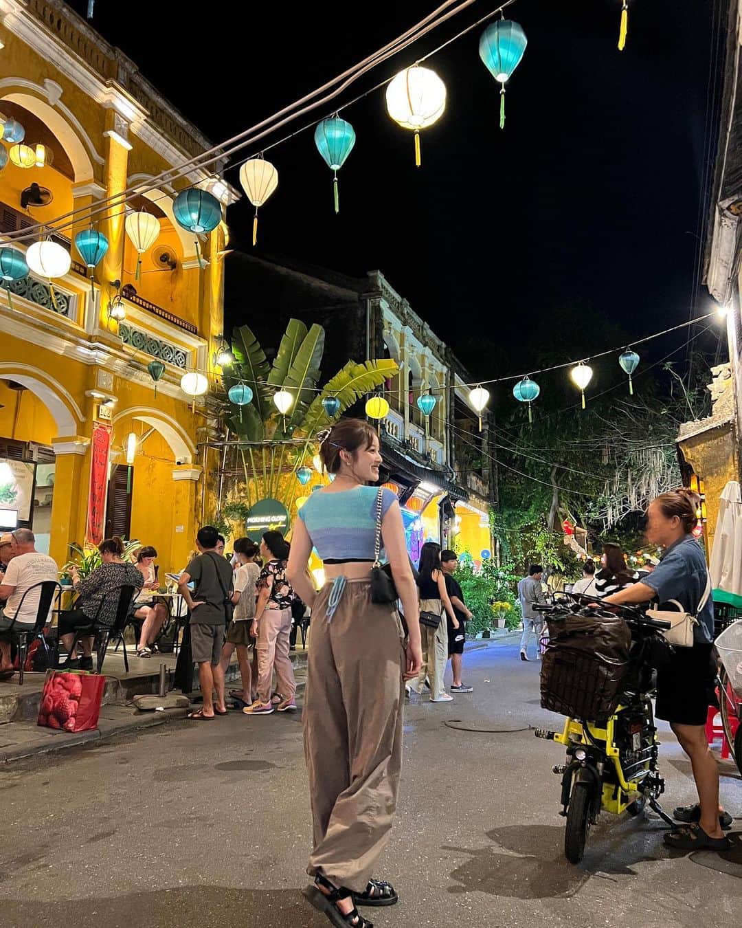 福山絢水のインスタグラム：「正解は~ベトナムでした🇻🇳  ずっと行ってみたかった国の一つで この夏叶えれた✴︎⭐︎  最初の写真はダナンのホイアン🌙 夜とカラフルな提灯がキラキラしていて本当に綺麗だった~  現地のフォーが美味しすぎたよね あとアボカドスムージーも飲めた🥑」
