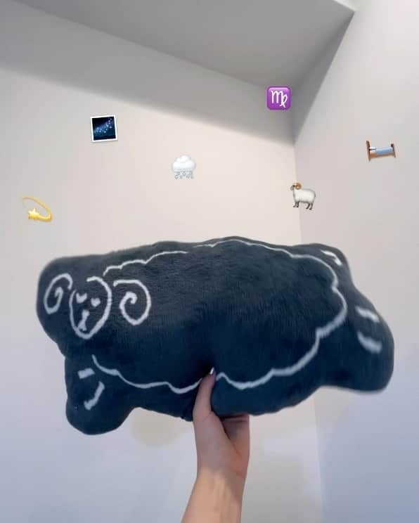 のインスタグラム：「生誕グッズつくりました🎂  🐏クッション（4,400円） ソファーや車にぽいっと置いとくだけで、いつでも枕にして昼寝できる最強の代物です！ 結構ふかふかしてて反発するので普通に寝れるよ＾＾ 飾っても可愛いよ😀  🐏「たゆたう」記念ブックマーク（1,700円） 羊が刻印されてます、結構厚めの本にも対応可です。 ぜひ読書時間のお供をさせてください📘🔖 友人やお子さんへの贈り物にもぜひ〜！  受注販売が始まっています！ 9/18までですー！よかったら🤩」
