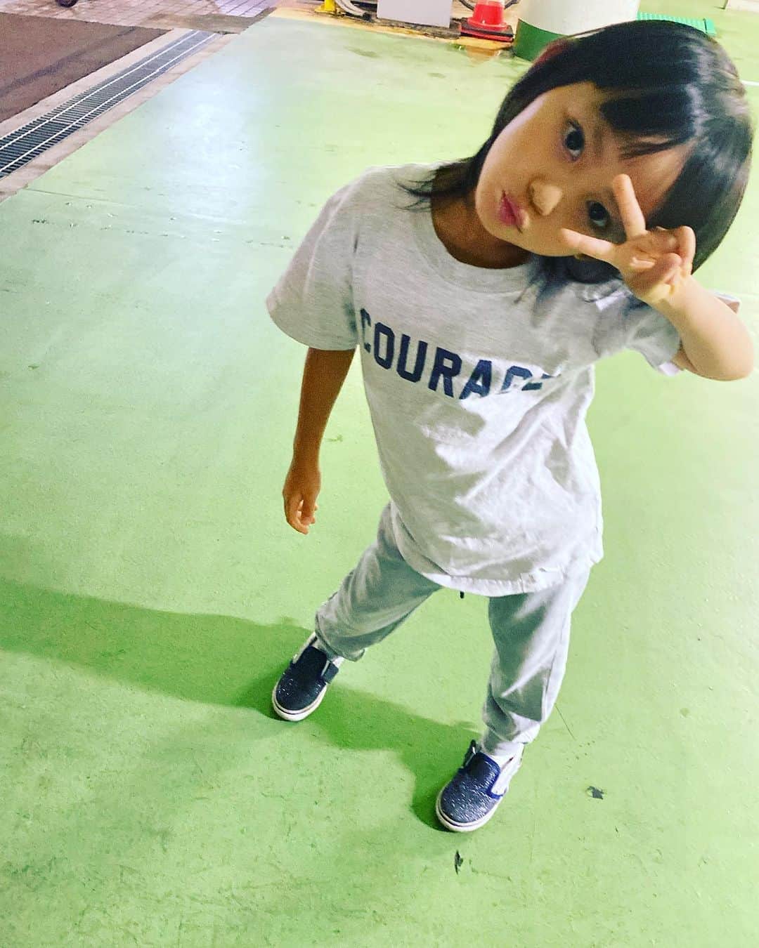 YOPPYのインスタグラム：「. 写真撮る時 普通の姿撮りたいのに いつもポーズ  なんなん ポーズ  ほんまいつも ポーズ」