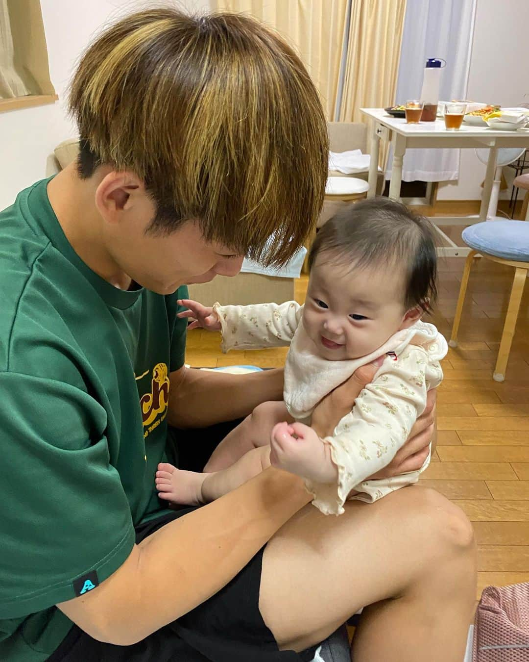 藤高宗一郎のインスタグラム：「. 可愛すぎてすぐ会いに行ってしまう👶🐕 疲れ吹っ飛びます✨ #姪っ子」