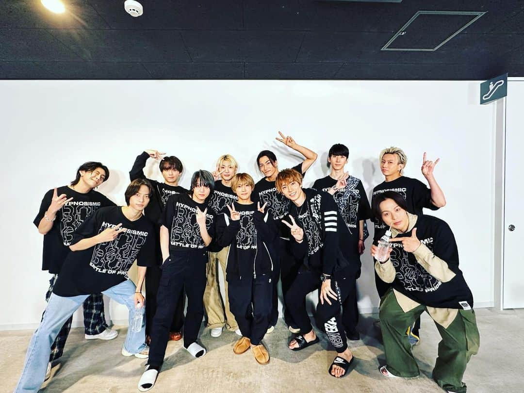 鮎川太陽のインスタグラム：「『ヒプノシスマイク -Division Rap Battle-』Rule the Stage-Battle of Pride 2023-  昨日の公演前に撮った写真。 新木くんはなぜ自分のペットボトルを指さしてるんだw  #ヒプステ　#ヒプステBoP2023」