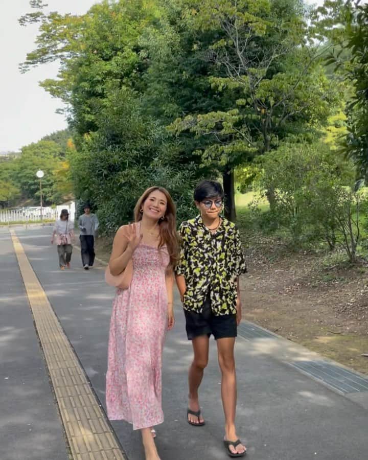 misatoのインスタグラム：「. 𝑃𝑖𝑛𝑘 𝐹𝑙𝑜𝑟𝑎𝑙🌷 ⁡ ⁡ 𝘉𝘢𝘳𝘣𝘪𝘦 𝘵𝘩𝘦 𝘮𝘰𝘷𝘪𝘦を観に行く時に着ていこうと 買ったPINKのワンピース🎀 ⁡ ⁡ 思った以上に可愛くて 形が自分に合っててすっごく気に入ってるー✨ ⁡ 色違いで欲しいくらい♡ ⁡ ⁡ ⁡ そして、久しぶりに8cmヒール履いたら 足と股関節が悲鳴を上げました🤷🏼‍♀️ ⁡ 最近ビーサンばかりだったもんなぁ🩴 ぺたんこ楽なのよ(笑 ⁡ ⁡ ⁡ ⁡ ⁡ ⁡ ⁡ ⁡ ⁡ ⁡ ⁡ ⁡ #ママコーデ#ママファッション #プチプラコーデ #アラフォー #アラフォーコーデ #アラフォーママ #カラフルコーデ#fashion#outfit#coordinate#black#koreanfashion #오오티디#ヘアカラー #高身長女子#高身長コーデ#パーソナルカラー#息子コーデ#中学生男子#中学生コーデ#親子コーデ」