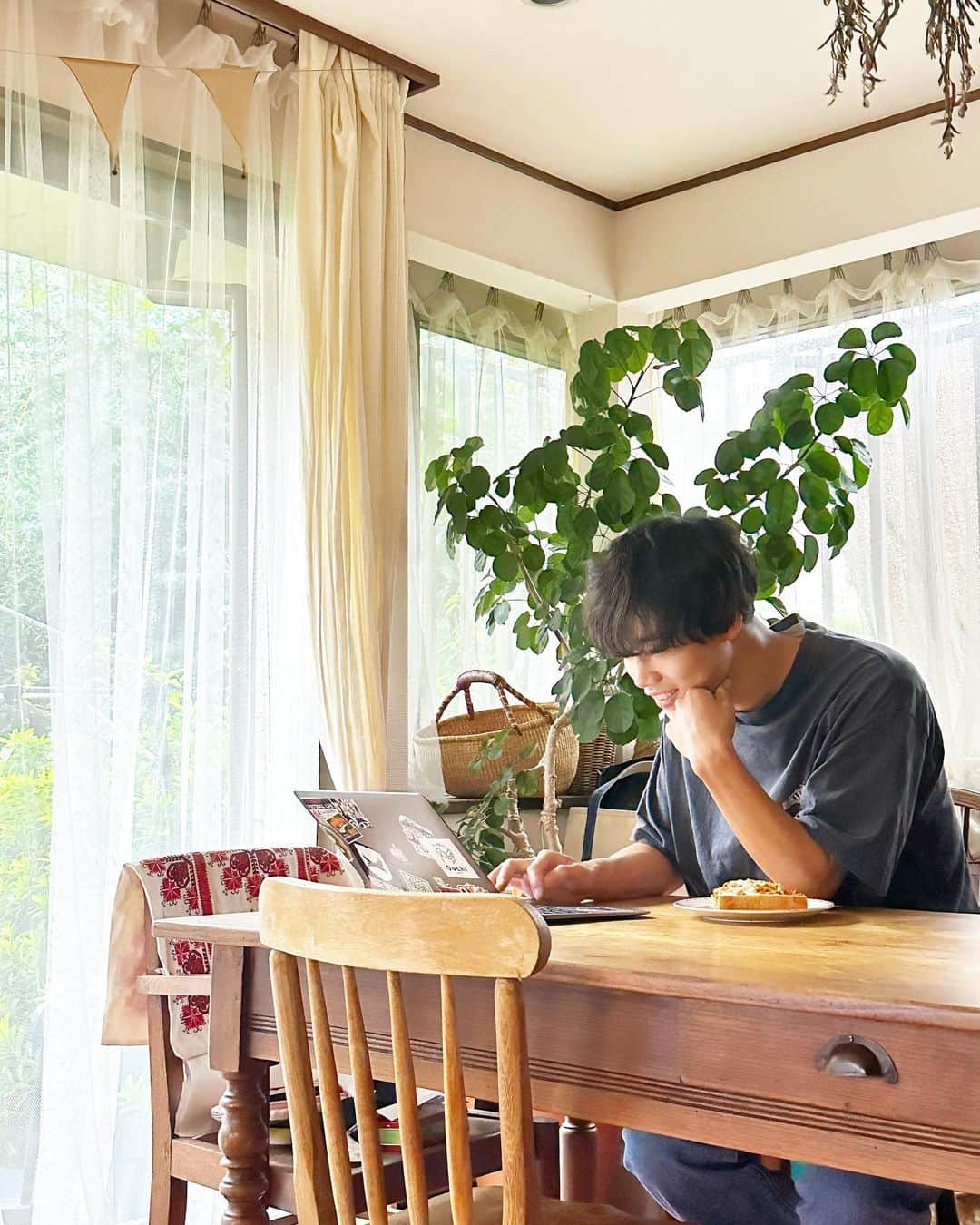 黄川田としえのインスタグラム：「成績発表当日になると、そわそわそわそわ、食べてるサンドイッチは手が震えてぼろんぼろん具を落とすし、もうやることが素直すぎて笑っちゃうくらいだったのに、 いつのまにか落ち着いた顔して成績を見ていたライボーイ。  どん底に突き落とされることもあったし、奇跡みたいなこともあったし、まあ、大学生は大変です。今回もどん底に突き落とされたかと思いきや、 「オレは　めげねえぜ」と言ってたら奇跡が起こってまさかのフル単。（初めて単位を落とさずビックリしてる、写真2枚目😂） えー！よかったね！とハイタッチしたら、手のひらビッチョビチョだったよ。落ち着いて見てるフリして手に汗握りすぎ🤣  この子いまだにいちいち面白すぎて、お母さんは赤ちゃん生活からまた一緒に戻りたいと思ってしまうよ。  #tottorai」