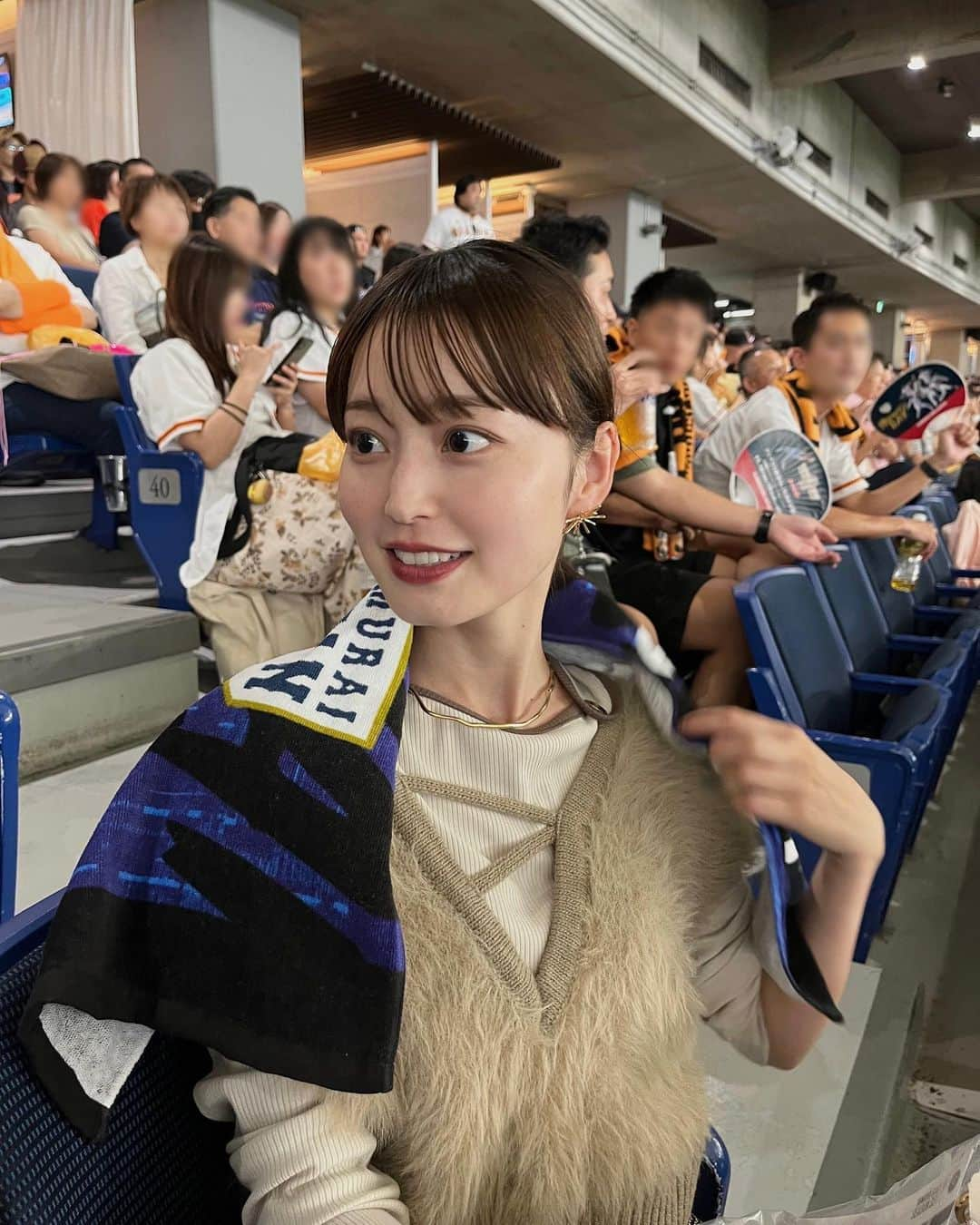 吉田南歩のインスタグラム：「今日の朝急遽決まって 野球観戦〜⚾️ ㅤㅤㅤㅤㅤㅤㅤㅤㅤㅤㅤㅤㅤ お昼にいつも行かへん所でランチしようってなって ドームの近くで食べてんけど まさかのメニューが一つしかないお店で 今日のメニューが生姜焼き🥹 ㅤㅤㅤㅤㅤㅤㅤㅤㅤㅤㅤㅤㅤ 私の唯一の苦手なご飯が生姜焼きで 食べ切ったもののドームでだいすきなシェイクシャックで２回目ランチ♡笑 ㅤㅤㅤㅤㅤㅤㅤㅤㅤㅤㅤㅤㅤ ㅤㅤㅤㅤㅤㅤㅤㅤㅤㅤㅤㅤㅤ 野球観戦は大声で叫んだり ドキドキしたりタオル振り回したり 楽しかった〜〜😽 ㅤㅤㅤㅤㅤㅤㅤㅤㅤㅤㅤㅤㅤ ㅤㅤㅤㅤㅤㅤㅤㅤㅤㅤㅤㅤㅤ コーデはデートコーデでありつつも 野球観戦っぽく、デートに振り切りすぎないコーデにした🫶🏻 ㅤㅤㅤㅤㅤㅤㅤㅤㅤㅤㅤㅤㅤ ビスチェの下に来ている 配色パイピングのトップスは neamの新作で来週発売ですっ🫨💕 大人気のポシェットもついに来週再販🫡  #ななほコーデ #ラグザス」