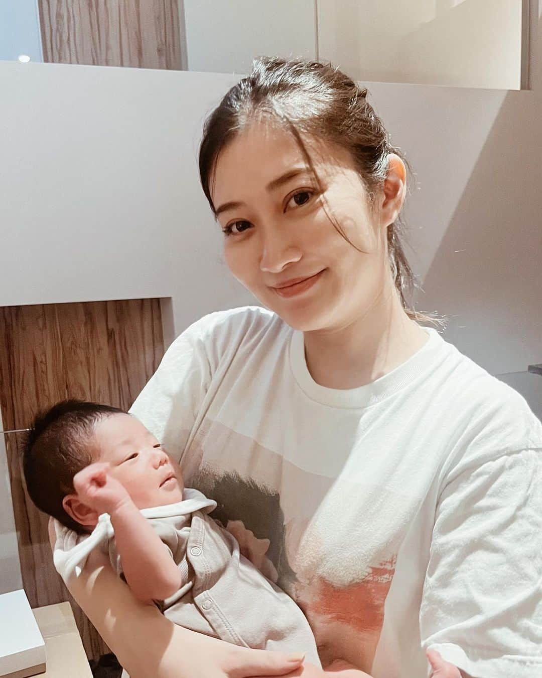 酒井景都のインスタグラム：「母子共に健康です。  🕊👶🌿  mito&kate  #今日のみとくん  #生後11日目」