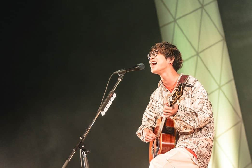 川崎鷹也のインスタグラム：「ツアー初日、北海道名寄市にて。最高な幕開けとなりました。この場所に来られて良かった。あなたに届けられて良かった。とうもろこしバリ美味い。Photo by スエヨシリョウタ #ぬくもり #旅の途中 #ツアー初日 #最高すぎた #お客さんの盛り上がり凄かったなぁ #ほとんど初めてのライブとは思えない熱さでした #北海道大好きになりました #また名寄こよ #とうもろこし美味すぎ #すえちゃんの写真良すぎ」