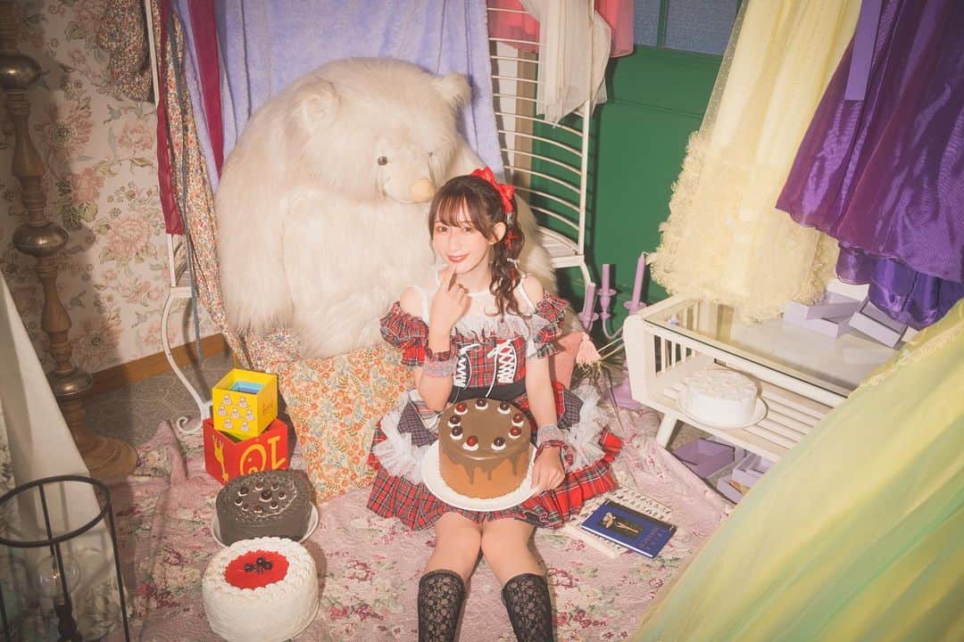 のインスタグラム：「❤️❤️❤️ ⁡ ⁡ ⁡ ⁡ 生誕まであと10日切りました❣️ ⁡ 気合い入れて準備してるから ぜひ遊びにきてね〜〜〜っ ⁡ ⁡ 衣装 @ken_hatta_ 様 カメラ @keeen_pict 様  ⁡ 衣装も写真もとっても素敵に 仕上げていただきました、、、🥹 グッズもお楽しみに♡ ⁡ ⁡ ⁡ ⁡チケットこちらです💁‍♀️ ⁡🎫⇒ https://passmarket.yahoo.co.jp/event/show/detail/02xswqbviw631.html  #衣装 #アイドル衣装 #七色よりすこしくすんだところ」