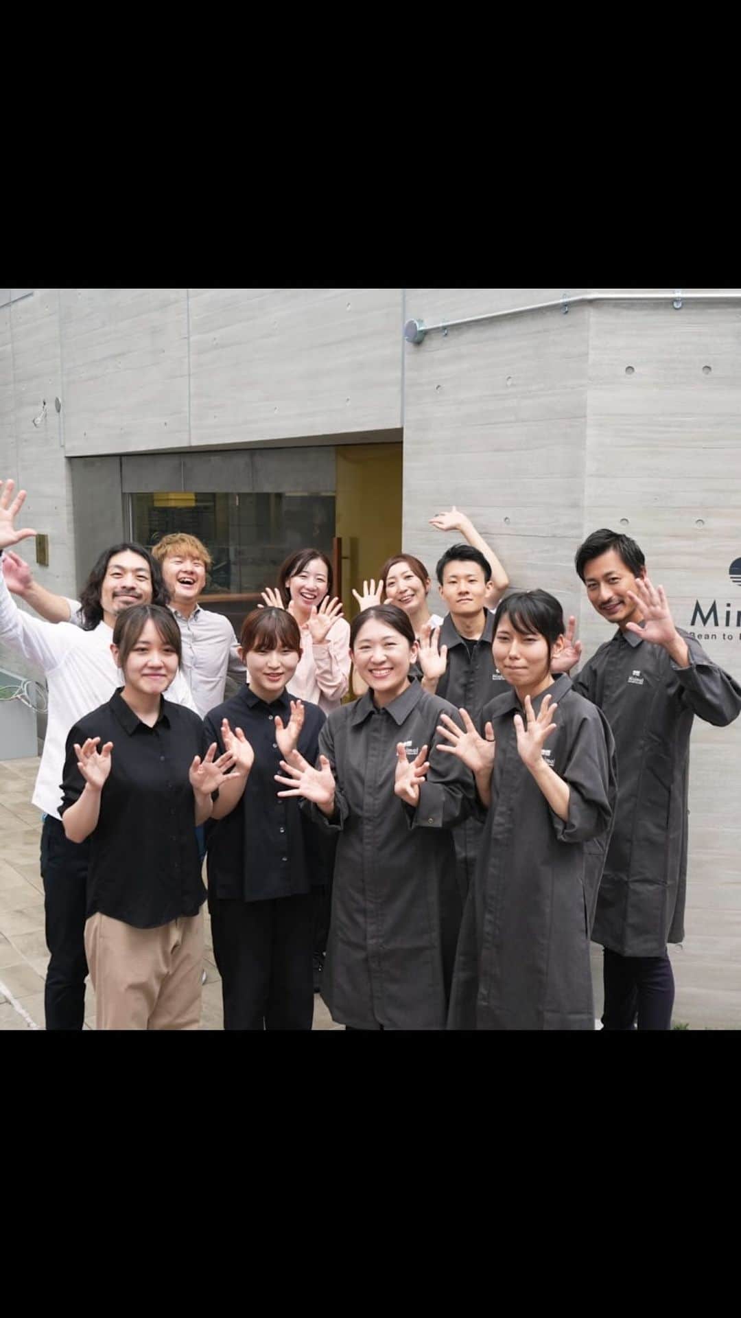 Minimal-BeantoBarChocolate-のインスタグラム：「新店「Patisserie Minimal 祖師ヶ谷大蔵」のオープンまでいよいよあと一週間となりました！ 先日皆で写真撮影をした際のひとコマをお届け♪  オープンに向け社内は慌ただしい毎日ですが、スタッフ一丸となって準備していますので、9月16日のグランドオープンまで楽しみにお待ちいただけたら嬉しいです！  ◆ 　 現在応援購入サービスの「Makuake（マクアケ）」 @makuake_official にて、新店をお得に楽しめる会員権を販売しています！  ・「チョコレートクッキー缶」をご配送でお届け（10月を予定） ・祖師ヶ谷大蔵店でのお買い物が1年間10％オフ（有効期限：2023年9月16日～2024年9月15日） ・デセール1皿分（有効期限：2023年9月16日～2023年12月31日まで）  詳細は、ストーリーズハイライト「Makuake」よりご覧ください！  ◆  店舗詳細 住所：〒157-0073 世田谷区砧8丁目8-24 アクセス：小田急線 祖師ヶ谷大蔵駅南口 徒歩3分 営業時間：10:00～18:00（初日のみ9:30オープンを予定） 定休日：火曜・水曜（2023年11月以降は変更の可能性あり）  #MinimalChocolate #MinimalBeanToBarChocolate #BeanToBar #BeanToBarChocolate #craftchocolate #ミニマルチョコレート #ミニマルビーントゥバーチョコレート #ビーントゥバー #クラフトチョコレート #カカオ #祖師ヶ谷大蔵 #Minimal祖師ヶ谷大蔵 #新店 #tokyocafe #tokyopatisserie #東京パティスリー #東京パティスリー巡り #tokyocafe」