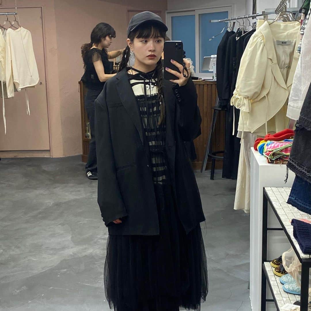 みこさんのインスタグラム写真 - (みこInstagram)「@siiilon_official 2024 SS -Wind and Sun-  普段に馴染む服を作ったというデザイナーおゆいさんの言葉通りに、肌に馴染む生地や、ストンとしたシルエットがたくさんだった今回のコレクション。  でも、いつも通りSIIILONらしいガーリーさも散りばめられていて。  これから自分が装っていきたい道標を見せていただいた感じ。  大好きなファッションにしっかりと向き合い始めることができた去年、今年。  1番好きだったからこそ、触れるのが怖い時期もありました。  向き合ってこそ見えてくるものもたくさんあって、、これからがまた楽しみになりました😌💐  おゆいさん、素敵な表現を見せてくださり、ありがとうございます。  私はお写真三枚めのベージュのトップスをオーダー。  生地がとにかく気持ちよくて、ヌーディーな色と形がモードなテンション。  でも、セーラー型のロンTでガーリーな心は忘れない1着。  来年の春、これが届く頃の私は、またひとつアップデートされた自分になることを誓って。✸♍️」9月9日 20時57分 - mico_sis
