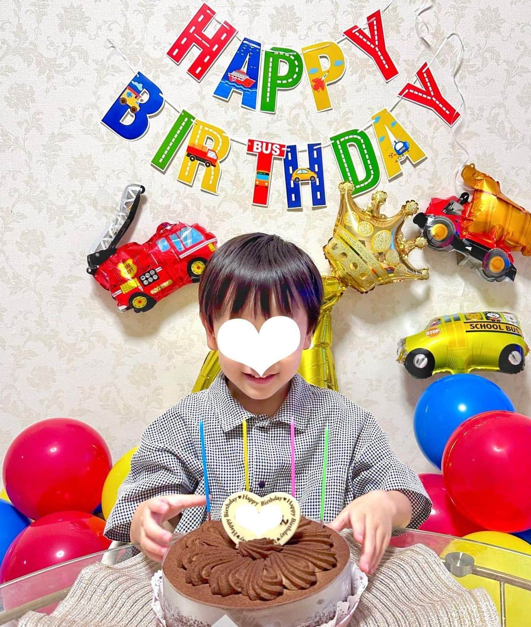 佐藤瀬奈さんのインスタグラム写真 - (佐藤瀬奈Instagram)「⠀ 4歳のお誕生日おめでとう🎉❤️⠀ ⠀ 前日寝かしつけの後に、夜な夜な風船を膨らませて セッティング🥰 ハプニングだらけで風船の数は予定の半分になったし 朝の4時過ぎまでかかったけどw 朝起きてこれを目にした時の、大喜びした息子の姿を見たら 疲れも吹っ飛びました🎈♡⠀ ⠀ 「乗り物の風船いっぱいでとーっても嬉しい😆！」って はしゃいでて可愛かった…🤤💕⠀ ⠀ 途中なぜか「4」の風船の熱を測りだし、 何度やってもエラーでお怒りでいらっしゃいました😇  お天気が良くなったらアンパンマンミュージアムでもお祝いしようね🎊 笑顔あふれる1年になりますように💓 ・ ・ ・ #4歳誕生日」9月9日 20時57分 - senapuu