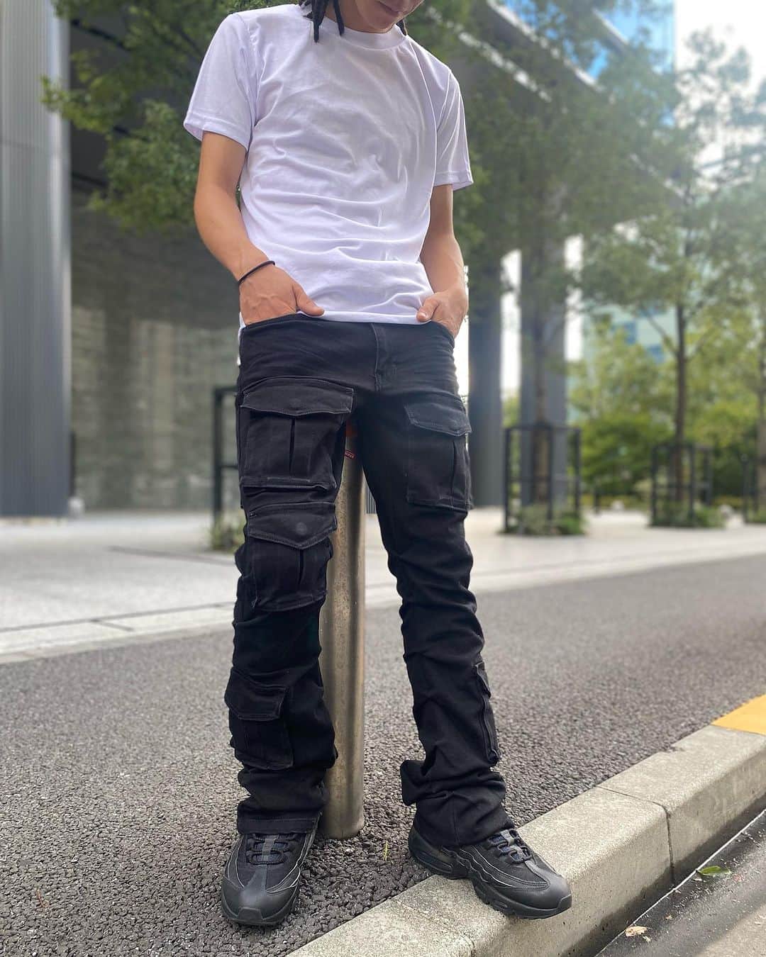 GROW AROUNDのインスタグラム：「ニューヨーク発、日本未上陸のアンダーグラウンドブランドであるSMOKE RISE🔥 その時期のトレンドを取り入れつつリーズナブルな価格帯からNYでも取扱いの多いブランドです😁  今っぽいシルエットで着用できるのでオススメです👌  種類豊富に取り揃えております👍  WEBUPも完了しております✅ 是非ご覧になってみてください🙇‍♂️」