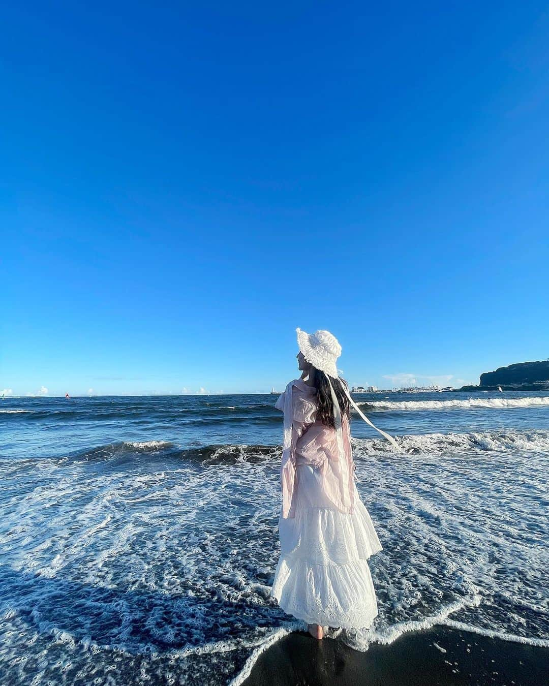 上野遥のインスタグラム：「夏の思い出☀️  由莉耶と江ノ島に行きました！！ 海〜！！  この日の写真をずっと見返す毎日です🫶🏻  #江ノ島 #江ノ島観光 #片瀬江ノ島 #片瀬海岸 #rurumu #furfur #treatürself #ハーフツイン プライベートでも全然ちゃうっ #富士山 見れました！」