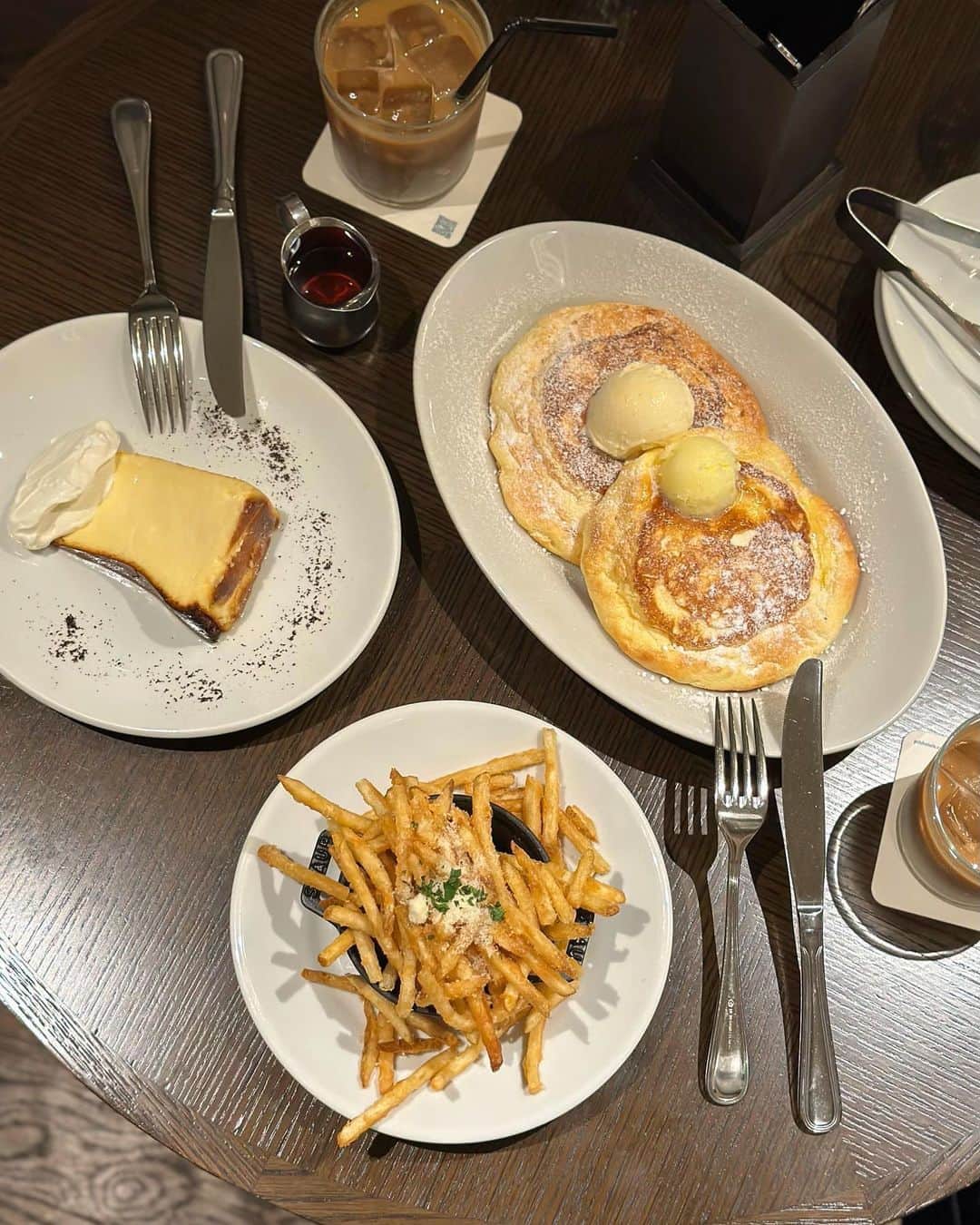 黒田麻理耶のインスタグラム：「🥞🧀🍟 . 吉祥寺にある「3rd BAR&GRILL RESTAURANT」で 有香さん(@h.y.k.yuka1223)とカフェ活👩‍❤️‍👩 PR @3rd.dining  . 有楽町にある「6th by ORIENTAL HOTEL」の系列店で 大人気のふわふわのパンケーキや 滑らかなバスクチーズケーキがここでも食べられる🥺❤️ . ここのパンケーキ、ふわっとしてるんだけど 少しずっしり感(粉感)もあって結構好き🥰 数年ぶりに食べたけどやっぱり美味しかった🥞💕 バスクチーズケーキはとろ〜り口溶け滑らか🤤 これ、すごく好き❣️ 合間に食べたカリカリポテトも最高でした🍟🫶 . 有香さんと会うと、ついついオタトークで盛り上がって あっという間に2時間経ってた🥹 ほんと楽し過ぎる💞 . #3rdbarandgrillrestaurant  #吉祥寺 #吉祥寺ランチ  #吉祥寺グルメ  #吉祥寺カフェ  #吉祥寺スイーツ  #mariyagourmet」