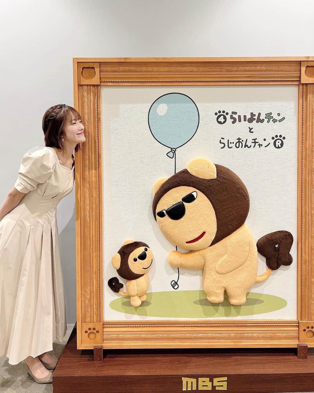 小嶋花梨のインスタグラム：「らいよんチャンと"アレ🍍"発見!! ⁡ ⁡ #MBS #MBSラジオ #せやねん！  #阪神タイガース #ARE #パインアメ」