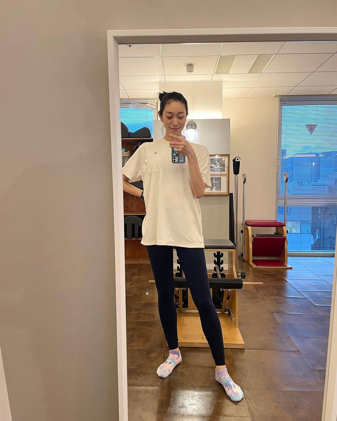 熊澤枝里子さんのインスタグラム写真 - (熊澤枝里子Instagram)「・ pilates teacher's day🤸💫  生徒さんのレッスンをして、その後いつも自分で自分にセルフレッスンをしています。 私は週に2回程自己実践でマット&マシンピラティスをやってますが、やるとやらないでは全然違う！  もうピラティスを教え始めて10年になります。  本当にいいから手放せない。  身体は乗り物。 メンテナンスは必須。  私は最高のメンテナンス道具を見つけてしまったので、 きっとピラティスとは一生のお付き合いになりそうです☺️🫶  #pilates @kumako_pilates  #ピラティス」9月9日 20時50分 - kumazawa_eriko