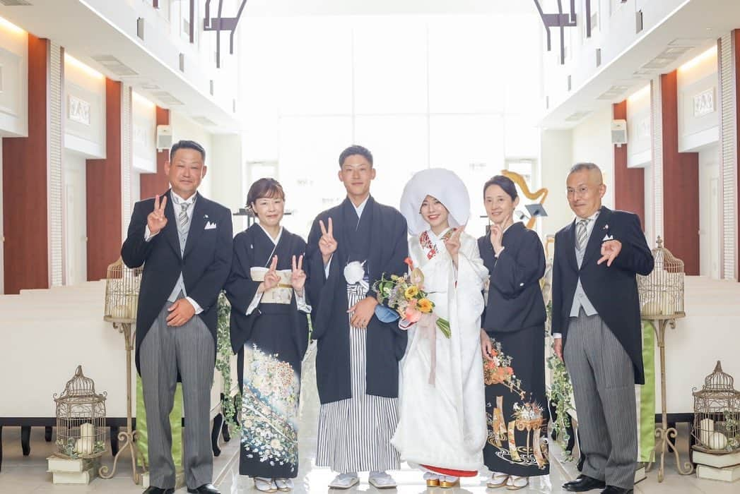 福井結婚式 福井結婚式場さんのインスタグラム写真 - (福井結婚式 福井結婚式場Instagram)「.  「つなぐ」  1秒1秒がかけがえのない宝物。  強い決意を持って、さまざまな感情が交差する大切な5分間です。  #ファミリーミート  #ララシャンス  #lalachance  #福井結婚式場  #挙式 #チャペル挙式  #人前式  #結婚証明書  #挙式レポ  #和装  #和装前撮り  #和装ヘア  #和装結婚式  #和装婚」9月9日 20時51分 - lalachance_belami_fukui