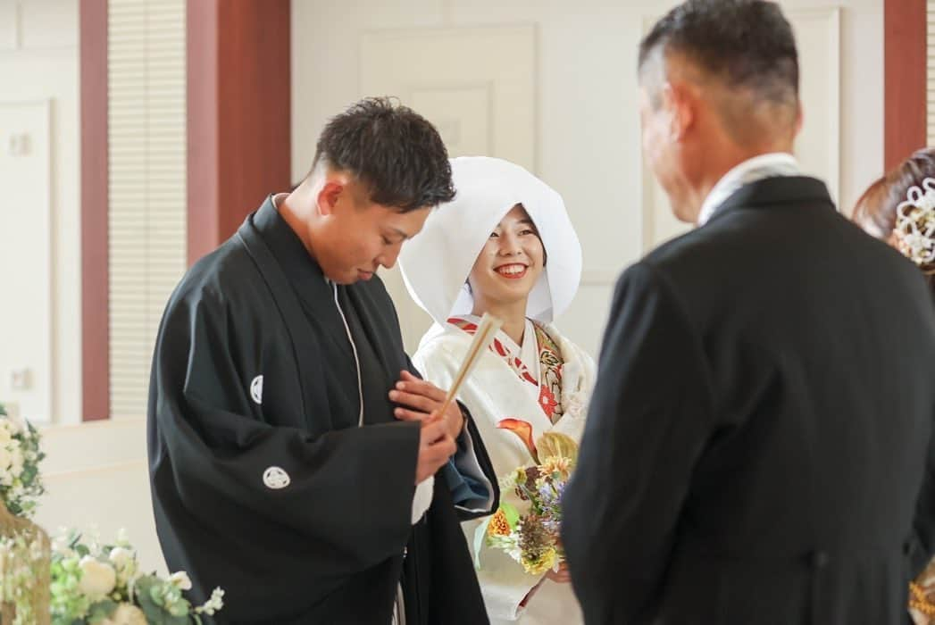 福井結婚式 福井結婚式場さんのインスタグラム写真 - (福井結婚式 福井結婚式場Instagram)「.  「つなぐ」  1秒1秒がかけがえのない宝物。  強い決意を持って、さまざまな感情が交差する大切な5分間です。  #ファミリーミート  #ララシャンス  #lalachance  #福井結婚式場  #挙式 #チャペル挙式  #人前式  #結婚証明書  #挙式レポ  #和装  #和装前撮り  #和装ヘア  #和装結婚式  #和装婚」9月9日 20時51分 - lalachance_belami_fukui