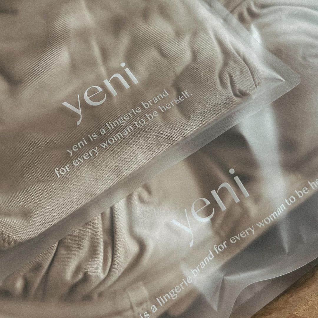 Love_Lifeのインスタグラム：「ランジェリーブランド「yeni イェニ」 @yeni_tokyo   大人の女性が自分らしく、自信を持って輝くこと応援するブランドでありたい。  着用することで無理なく自然体で過ごせる、美しさと快適さを両立したランジェリーをお届けしています。  FLÉN とコンセプトがほぼ一緒で運命を感じた出会い😮‍💨🫶🤎  「yeni イェニ」のブラジャーは、ノンワイヤーとワイヤー、それぞれの良い面を組み合わせた「サードウェーブブラ」と呼ばれ、自然なバストメイクを叶える機能を特徴としています。 素材には、とろける様な肌あたりの良い「テンセル™️モダール繊維」を贅沢に使用  締め付けが嫌いな私にピッタリなノンワイヤー  でもノンワイヤーに見えない美しい谷間を作ってくれます。  それがいやらしくなるわけでもなく、めちゃくちゃナチュラル  お洋服を着た時もシルエットが綺麗なんです！！  しかも大好きな素材モダールだから気持ち良くて肌触り抜群  年齢を重ねて下着迷子の方もいらっしゃるかと思います。 私もその1人だった、、 もうとにかく理想的なランジェリーブランドに出会えて幸せです✨  特別にクーポンコード（10％OFF）を発行してもらったので是非この機会にご利用下さい🤗 ----- オンラインショップ　https://yeni.jp/ クーポンコード：YNSP__by_ami -----」