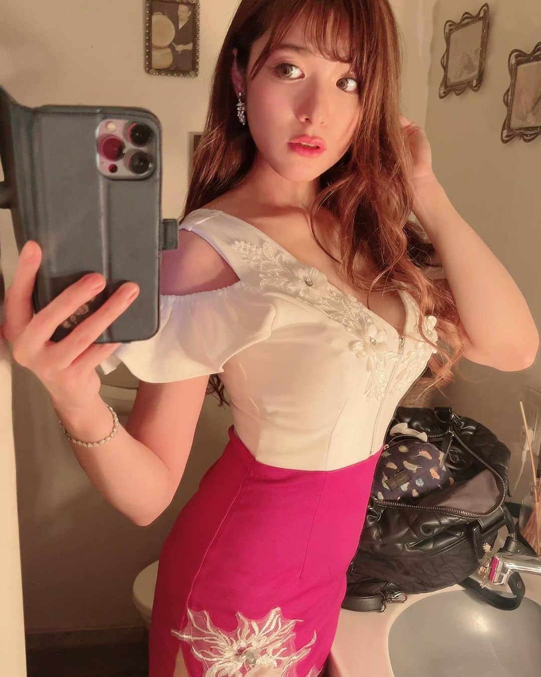 高木里代子さんのインスタグラム写真 - (高木里代子Instagram)「昨日のお茶の水ナル。 台風だと言うのに結果、超満員御礼のお客様。 ありがとうございました…！🥹 昨日は久しぶりのメンバーだったけど、 逆に新しい世界もみえたり…✨ ライブ、やってよかったなって。 思いました。😊  最近は、余計なノートをなるべく弾かないこと。 音楽全体が気持ちいいか？ってこと。そしてなるべく 広い視点で音を感じられるようになりたいなと。 これはとてもとても難しいことなんだけど…。  私が最もリスペクトする、 とあるミュージシャンの先輩が 「自分は音楽を奏でながら、同時に 最高のリスナーでいたいんだ」と言っていて、、 それがすごく胸に響いて、ずっと残ってる。  そんな風に最近は、共演させて頂く 素晴らしい先輩方からも色々学ばせて頂いてます。 有り難い限り…！頑張らなきゃ🥹  てわけで、 ここからまた引きこもり制作＆練習です！笑 餞別に自撮りあげておくね🤣 トイレやけどなw  #高木里代子 #riyokotakagi  #ピアノ #ピアニスト  #ジャズ #ジャズピアノ #ジャズピアニスト #piano #pianist #jazz #jazzpiano #jazzpianist #youtuber #ryuyu #ドレス #引きこもり」9月9日 20時51分 - riyokotakagi