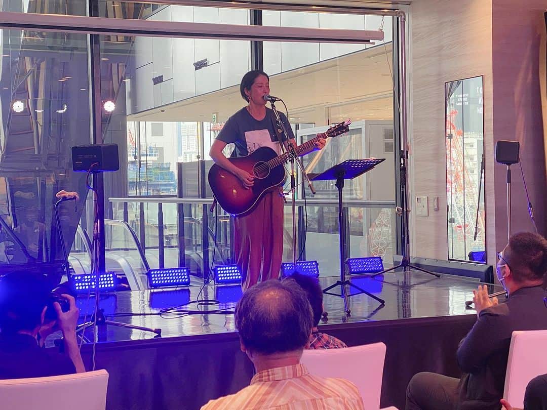 見田村千晴のインスタグラム：「SHIBUYA MUSIC WEEKS、来てくれた皆さまありがとうございました！ 初めましての方が何人もいたのも嬉しい☺️  1 レプリカ 2 わたくしどもが夢の跡 3 だいたい思ったとおり 4 悲しくなることばかりだ 5 ユーモアが足りない 6 ラブソング」