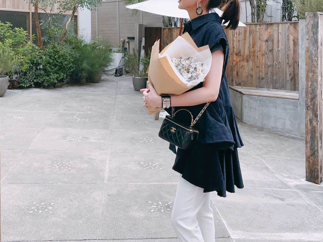 カオルコのインスタグラム：「🤍🖤  まだ暑いから素材だけ少しずつ秋仕様を取り入れてコーデする。  #ootd @owil_official  @lephil_official  @chanelofficial  #instafashion  #mystyle  #fashion」