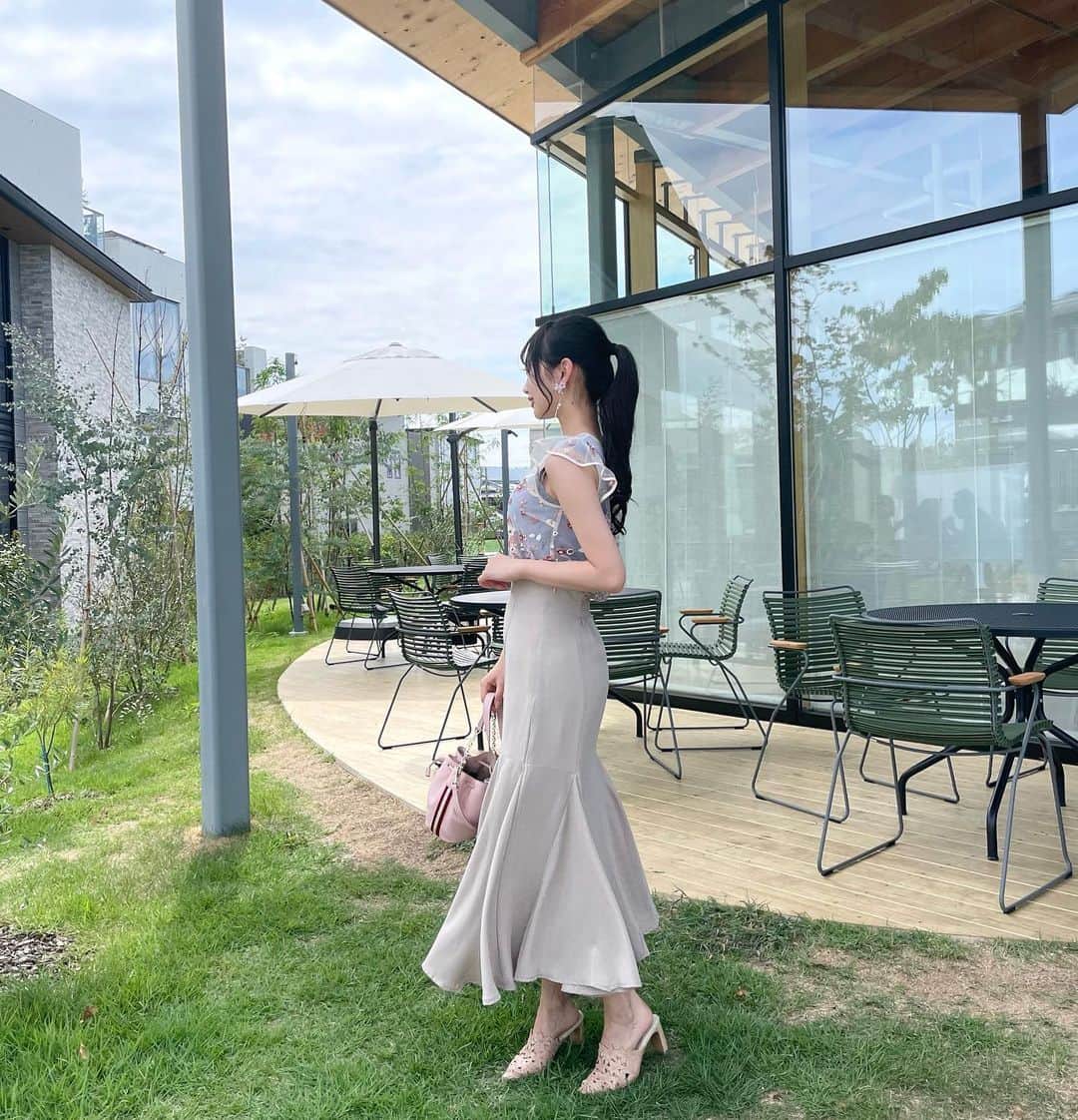 KANAKAのインスタグラム：「ハイウエストマーメイドスカート🧜🏻‍♀️🤍  裾丈がランダムで動きのあるデザインがかわいい✨  @louere.official   #louere #ルエレ #junoah #junoahコーデ #スカート #タイアップ #マーメイドスカート #夏服 #秋服」