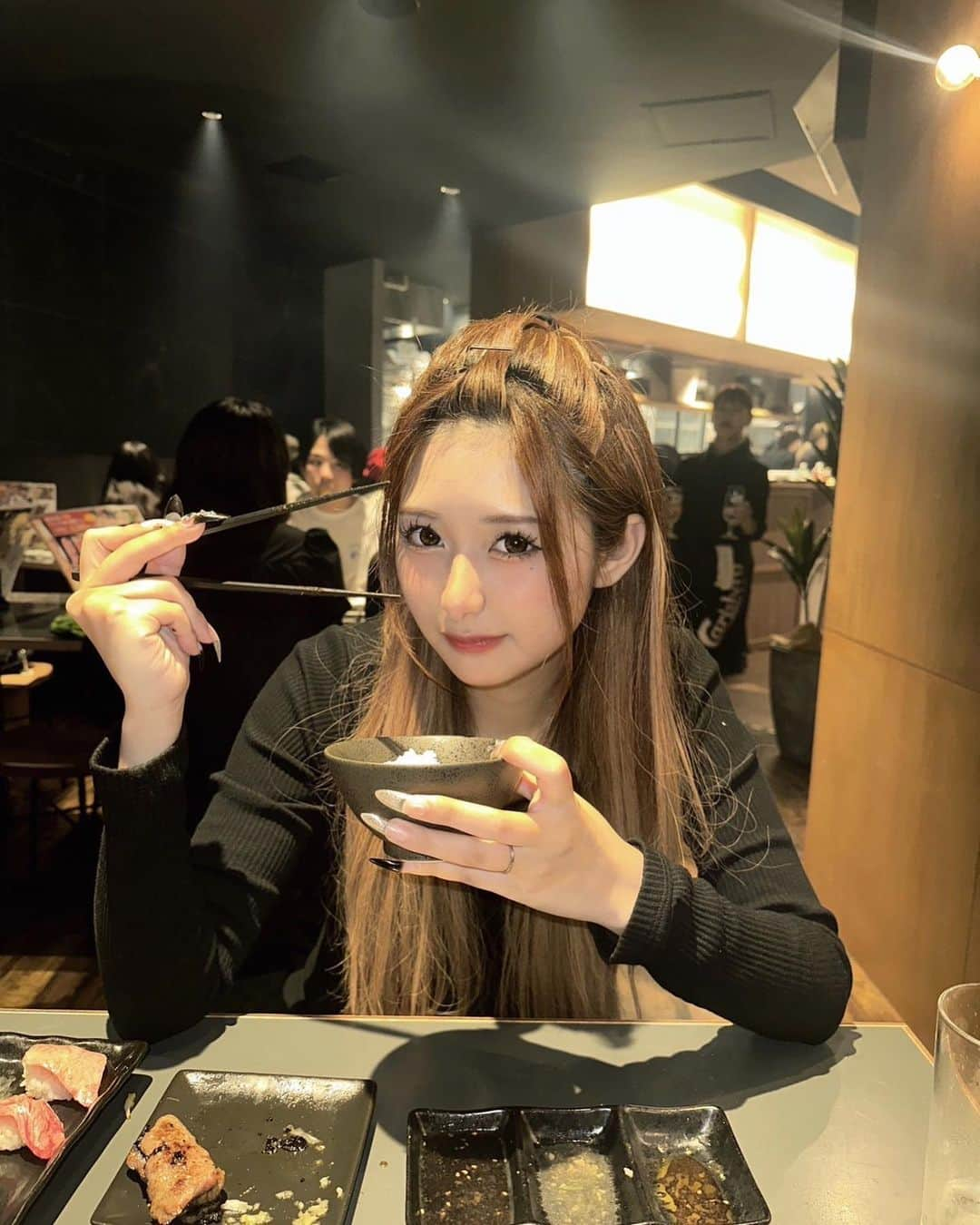 横田未来のインスタグラム：「無事21歳になれました❤️ そして祝ってくれた皆んなありがとう😢 素敵な女性になれるようにがんばります  そして21歳最初は焼肉🍖最高」