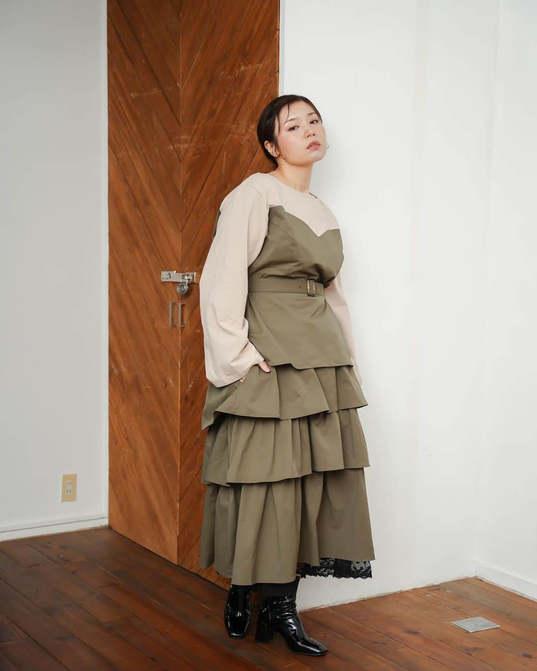 のインスタグラム：「. 昨日ストーリーで投稿しましたが 9月15日に @lafarfa.shop から プロデュースアイテムが 発売されます😭✨ . 今回私のテーマは 「異素材ドッキング」で 全アイテムにナイロン素材を使って 統一感と 大好きなミリタリーさを散りばめました！！ . トップス単体、スカート単体でも 可愛いけど 合わせると相乗効果が生まれるように考えて作りました！ . ティアードフリルの裾に レースを付けて 大人可愛いスカートに仕上がりました！ もちろんポケットあり！！！ 後ろもゴムで履きやすさも抜群◎ . ※トップスのバックルはシルバーになります！！！ サンプルが違う色で出来てしまい…混乱させてしまったらすいません🙇‍♀️ トップスは首周りをスッキリみせるバレリーナネックにして ベルト位置は高めでボトムスが スカートでもパンツでも 脚長効果ばっちし！！ 裾はフレアになっているので 下っ腹はちゃんとカバーしてくれます！ . このトップスandスカートのサイズ展開は 2L.3L.4Lになります！ 本当はもっと幅広く作りたかった🥹 カーキは両方4Lを着用 ブラックは両方2Lを着用 してます！！ . 10月には 「プラスサイズブランドが大集結するPOP UP SHOPイベント『la farfa SHOP』2023 Autumn」が あるし みんなに会えるのすごく楽しみ😊 💓 . 質問などあったら どしどしコメントよろしくお願いします♡ . .  #フリルスカート  #ラファーファ #大人カジュアル  #大きいサイズのお洒落  #ぽっちゃりコーデ  #ぽっちゃり女子  #おしゃれ好き #コーデ  #秋コーデ  #ミリタリー  #plussize  #plussizefashion #スカート」