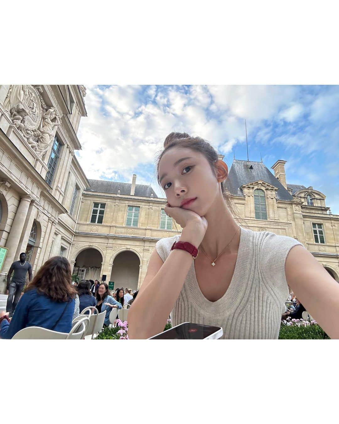 キム・ミニさんのインスタグラム写真 - (キム・ミニInstagram)「비행기 타는 내내 ✈️ 마레지구 걷는 내내 하루종일 입고 있는 이 프라임 캐시미어 셋업, 다들 기다리고 계시죠?  사실 올해는 예정에 없었는데 어느 고객님의 “이만큼 세련된 셋업 없어요”는 말씀에 흔쾌히 올해도 리오더했습니다..🩵 화요일에 바로 올게요😘  그리고 제대혈 줄기세포 앰플 다들 잘 받아보시고 있으신가요!  남들은 그렇게 좋다고 혀를 내두르던 유행하는 줄기세포 화장품들,  효과 좋다는 안티에이징 라인 모두 그저 지나치던 저예요.  어렸을 때부터 피부 속 실핏줄이 투명하게 다 보일 정도로 온 몸의 피부가 얇고 약해서 지금도 점 빼고 밴드 하나만 붙여도 빨갛게 일어나는 민감 여왕이라 독한건 얼굴에 아예 갖다 대지도 못하거든요.   그런데 지금은 자연면역세포 원료를 만난 순한 안티에이징 관리 👩🏻‍💼 제대로 물 만난 듯 홈케어로 잘 하고 있습니다.  진짜 건강하고 탄력있는 피부장벽이 어떤 느낌인지 직접 거울 보며 그 행복 또 한번 누릴 준비 되셨다면 오늘부터 세안 후 토너 다음 단계에 꼬박꼬박 사용해 주세요 💪🏻  발림성도 얼마나 좋은지 후기 많이 남겨주세요❤🙋🏻‍♀️🙋🏻‍♀️🙋🏻‍♀️️  #안티에이징 #NK세포배양액」9月9日 20時58分 - mimiwor