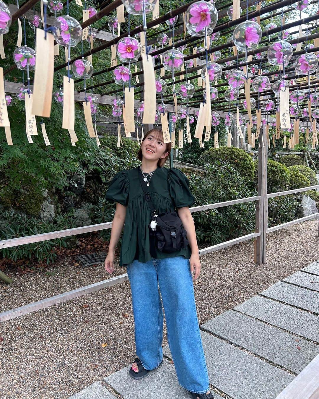 のインスタグラム：「お仕事終わったら自由時間🚄✨  大好きな京都に寄りました。  初めて宇治に行きました🌱 正寿院の風鈴祭り🎐🩷  キラキラ〜ってゆう音色に癒されて来年の夏はお家に風鈴 ぶるさげたいなぁと思いました🤭 ハートの小窓がある縁側に座ってぼーーーーっと してきました。幸せ〜  美味しいものも食べて大満足な休日🫶  📍 メガネをかけたお団子は @mitarashi_dango.mi3 🍡   美味しい茶そばを食べたのは 📍 晦庵 河道屋  本当に美味しかったぁぁ😱❤️  こちらは創業から300年の老舗🥹 絶対また行く!!!   #kyoto #京都」