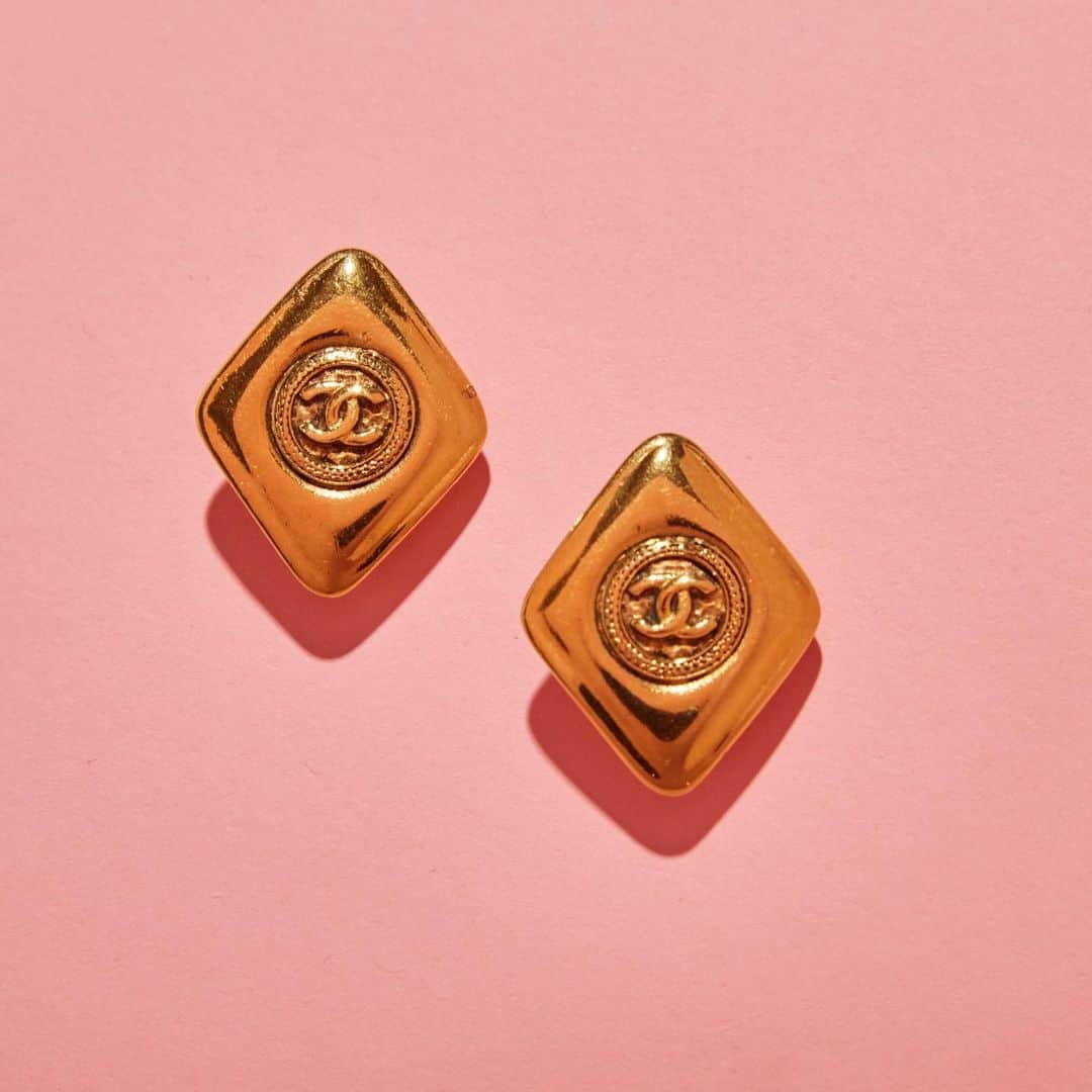 USAGI ONLINEさんのインスタグラム写真 - (USAGI ONLINEInstagram)「USAGI Vintageに新作が大量入荷✨✨  CELINEやCHANEL、Yves Saint Laurentの ヴィンテージバッグ・スカーフ・イヤリング…💎  ヴィンテージアイテムとの運命の出会いはすぐそこに♡  #usagionline  #usagivintage #vintage  #hermes  #celine  #マカダム  #SalvatoreFerragamo #ferragamo  #セリーヌ  #macadam #chanel  #シャネル」9月9日 20時59分 - usagionline