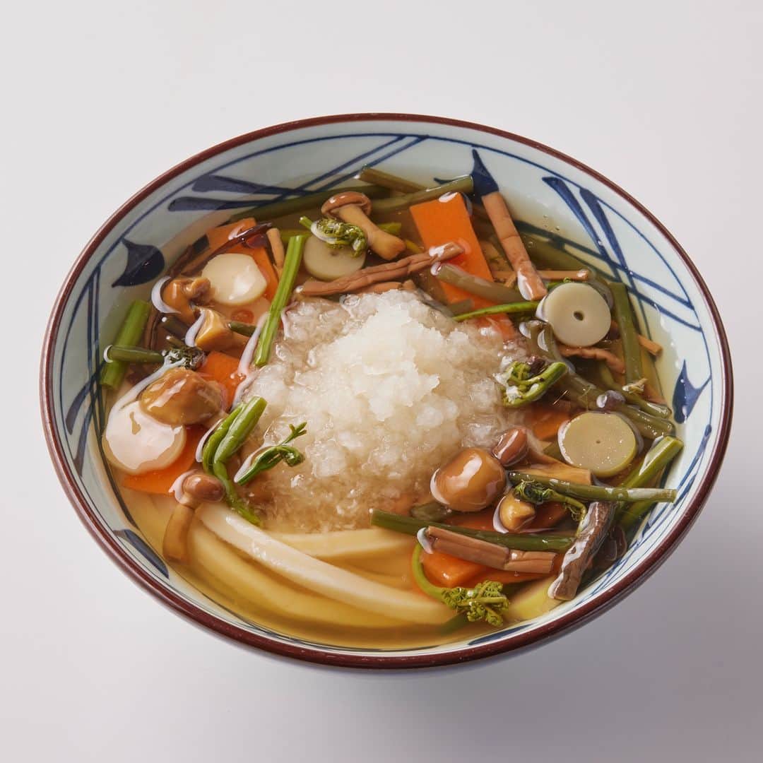 丸亀製麺のインスタグラム：「季節問わず冷たいうどん派は「🥢」で、季節や気分に合わせる派は「✨」で教えてください！  まだまだ残暑が厳しい季節にスッキリ爽やかな冷かけシリーズをご紹介🙌 明日はどの冷かけにしますか👀？  🍁山菜おろし冷かけうどん なめこ・ぜんまいなど彩り豊かな山菜がたっぷり！冷たいかけだしに山菜の旨みが加わって、最後の一滴まで食べ飽きない一杯！  🎐すだちおろし冷かけうどん 徳島県産のすだちを丸ごと使った清涼感溢れる一杯！大根おろしとすだちの香りでさっぱりと箸がすすむ！  🥢冷かけ 初夏から期間限定で登場する冷かけ！香り高く冷たいだしは最後までゴクゴク飲み干したくなるおいしさです！  #丸亀製麺 #丸亀うどん #udon #麺 #うどん」