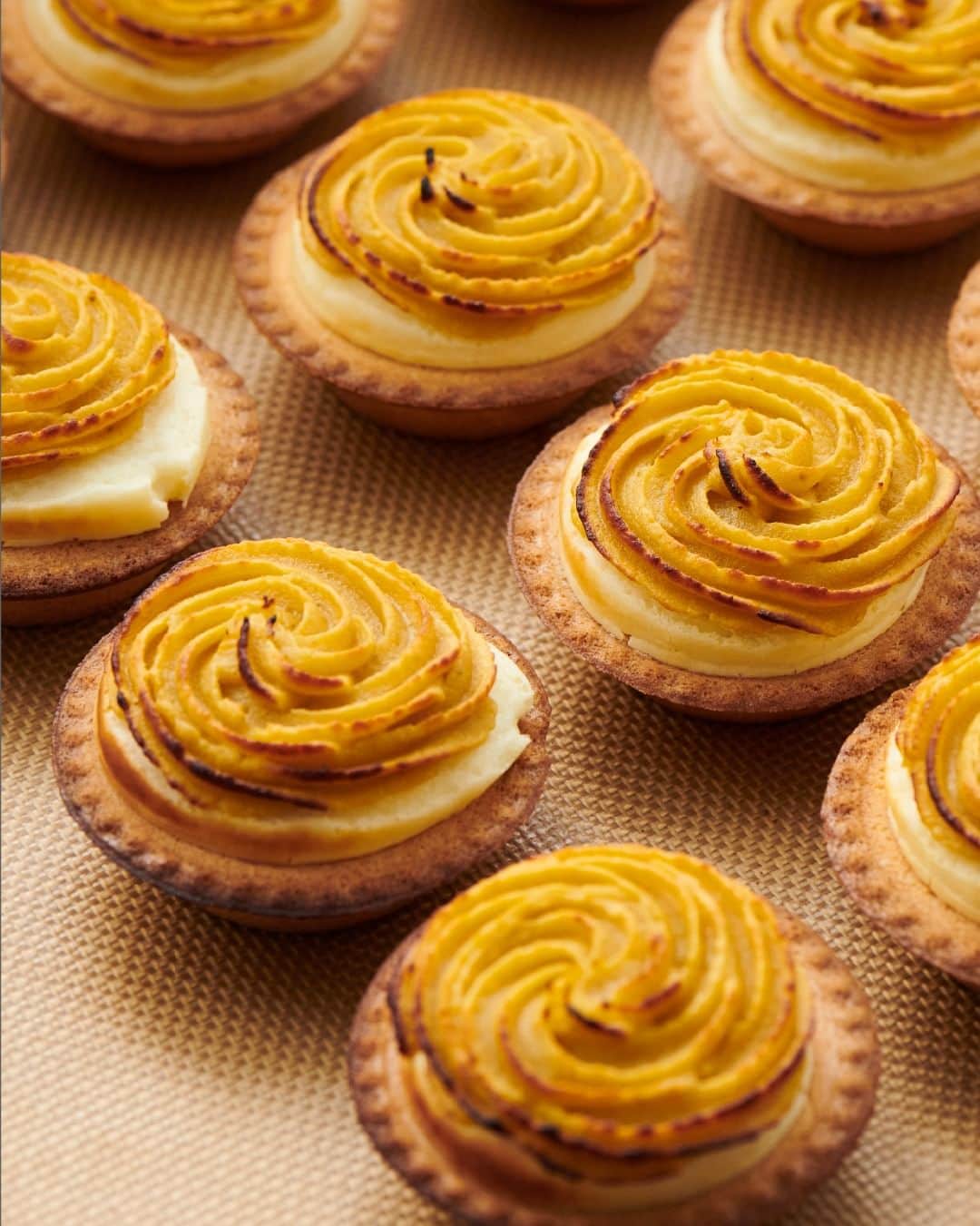 BAKE CHEESE TART OFFICIALのインスタグラム：「口いっぱいに、濃厚なお芋の風味🍠  ブランドさつま芋「安納芋」を使用した 季節限定フレーバー 「焼きたてチーズタルト 安納芋スイートポテト」  ┈┈┈┈┈┈┈┈ 🍁Happy Autumn Cheese Tart Fair🍁  9/1(金) 〜 🍠安納芋スイートポテト 🎃パンプキン  10/1(日) 〜 🌰モンブラン  10/15(日) 〜 🍠紫芋 ┈┈┈┈┈┈┈┈  ※ 紫芋はサクラマチ熊本店・アミュプラザ鹿児島店は販売対象外となります。 ※ 全商品売り切れ次第終了  #ベイクチーズタルト #bakecheesetart #チーズタルト専門店 #チーズタルト #チーズ #チーズケーキ #安納芋 #スイートポテト #さつまいもスイーツ」