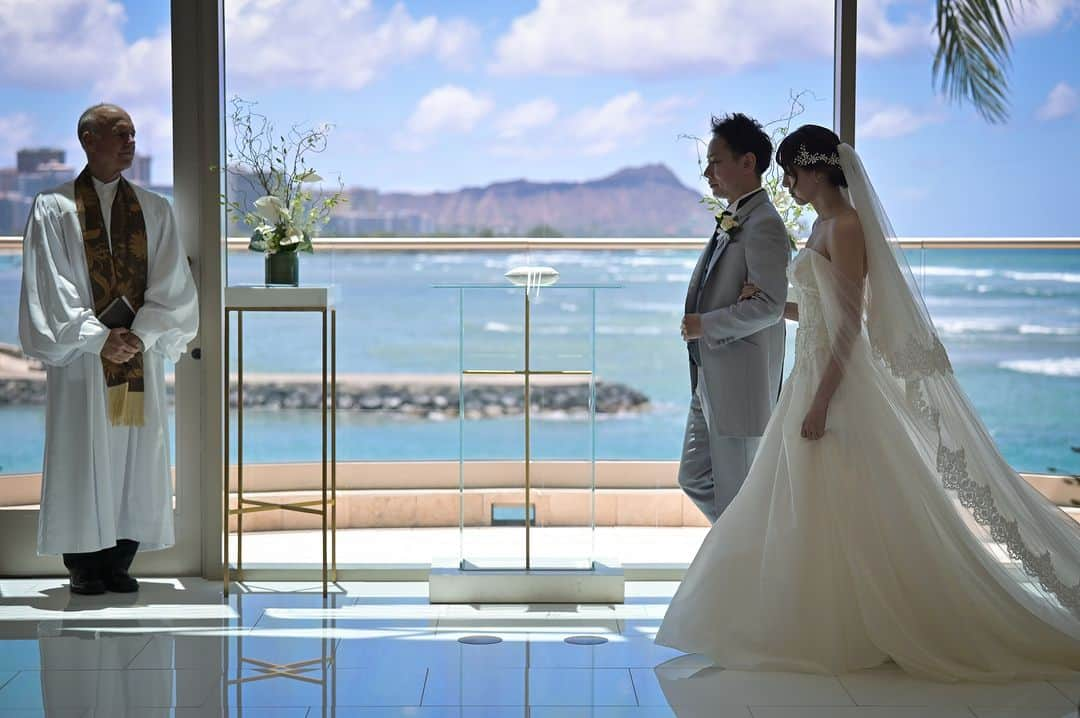 The Terrace By The Seaのインスタグラム：「@the_terrace_by_the_sea Hawaii Wedding情報はこちら𓂃𓈒𓏸  ---------  青と白のコントラストが美しい  ナウパカチャペル𓍯𓈒𓏸  -------------------  = produce = モチーフ @motif_resort  --------------------  ハワイのザ・テラス バイ・ザ・シーにて 挙式を検討されていらっしゃる方におすすめ✯  2023年9月にオープン11周年を迎えることを記念して、 お得なアニバーサリープランのご案内を開始！  《組数限定 11th Anniversary Plan 最大 28.9万円 OFF！ 》  おふたりのご希望に合わせて選択可能な２つのプランを ご用意。  挙式に必要な基本挙式、ドレス＆タキシード、新婦様ヘ アメイク、アルバムが含まれるシンプルプランA（30組限 定）。  プランB（20組限定）はさらにロケーション撮影や アルバムアップグレードなどが含まれた充実プラン。  プロフィール欄のURLより、ウエディングの相談ご予約 が可能です。 小さい疑問や質問にもお答えいたしますので、お気軽に お問い合わせくださいませ🌺  ザ・テラス バイ・ザ・シーでは、健康と安全を最優先に 配慮し、安心してハワイでの時間を楽しんでいただいて おります𓆉  #テラスバイザシー #TheTerraceByTheSea #TAKAMIBRIDAL #タカミブライダル #MotifRESORT #テラス花嫁 #モチーフ花嫁 #リゾートウェディング #リゾート婚 #ハワイ挙式 #オーシャンビュー #パーティー」