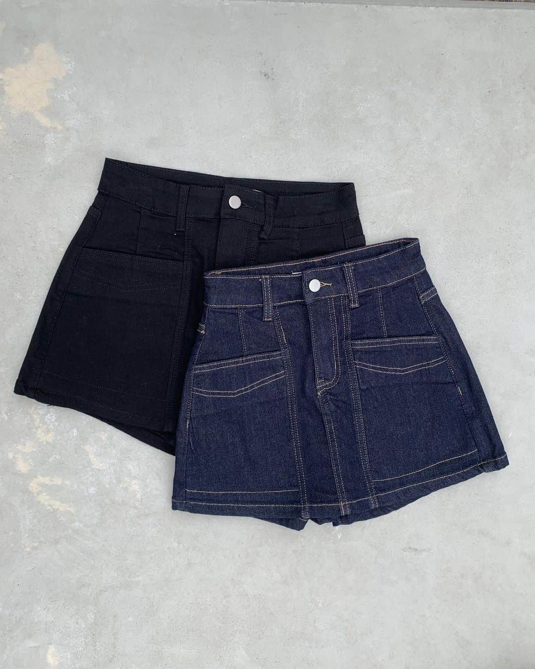 ENVYMのインスタグラム：「【𝐍𝐄𝐖𝐀𝐑𝐑𝐈𝐕𝐀𝐋🩶】 ⁡ ✔︎︎︎︎スイッチングミニスカート color/BLUE/BLACK price/7,150(taxin) ⁡ 本日より発売開始✨️ ⁡ ■ポイント ストレッチ性抜群のスカートライクショーパン！ ⁡ ■ディティール 切替をたくさん入れアクセントにしたスカートライクショーパン。 前から見るとスカート、後ろはショーパンの仕様になっています。 ストレッチがかなり効いているので履き心地も抜群です！ ⁡ ■スタイリング デイリーに使いやすいのがポイントのスカートライクショーパン。 オーバーサイズのパーカーやスエットの下に仕込んだり、 ショートトップスと合わせたりと万能アイテムです。 ⁡ ⁡ ---------------------------------------- ⁡ 🔥9/2~WEBSTOREで対象の予約商品が10%OFF🔥 ⁡ #ENVYM #2023AW」