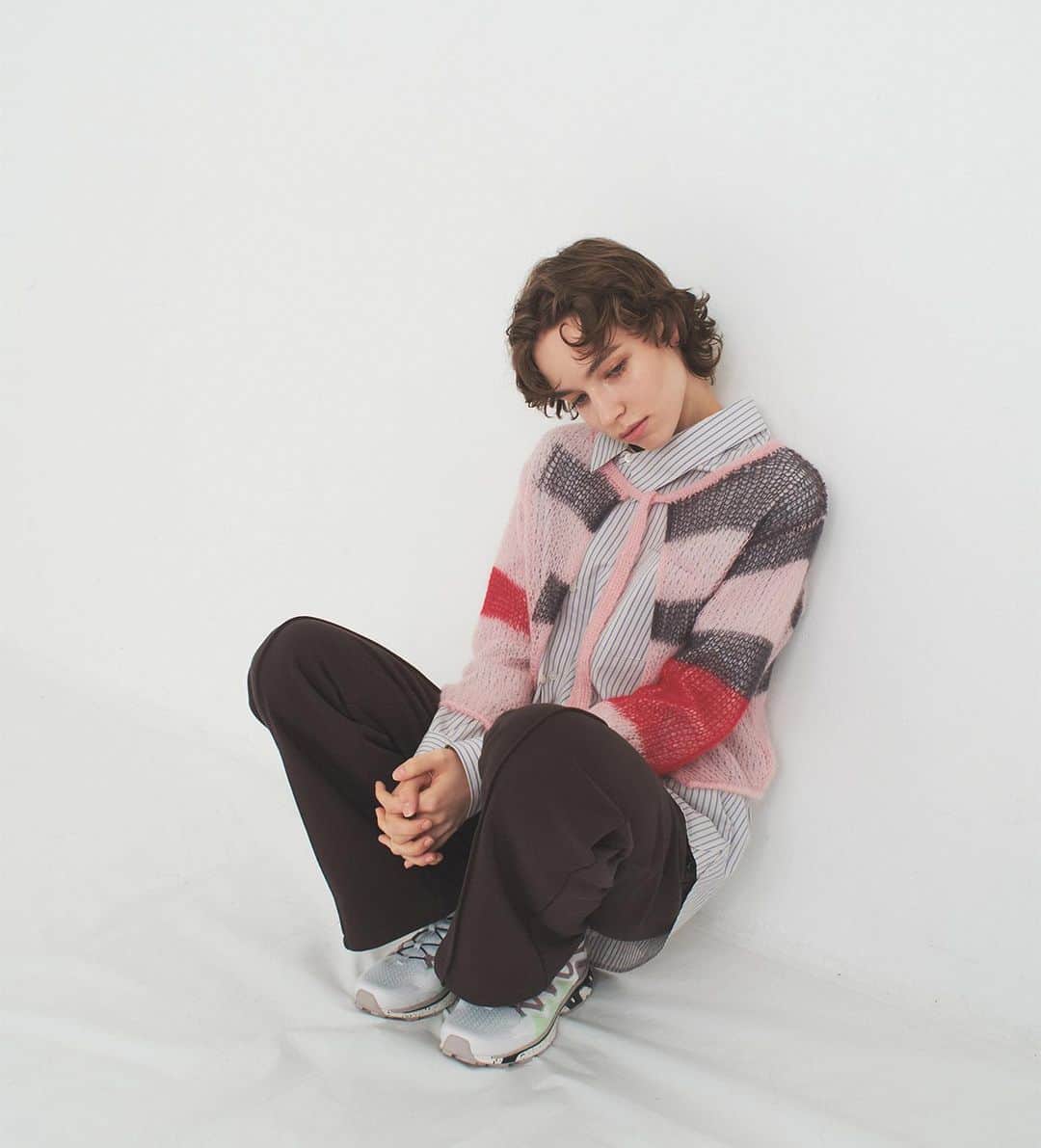 のインスタグラム：「【soduk 】 @soduk_official   2018年秋冬シーズンにデビュー。「クードス（kudos）」のデザイナー工藤司が手掛ける新ウィメンズブランド。 「スドーク」は、「クードス」の"鏡"のようなブランドとして展開。ブランド名の「soduk」は「kudos」の文字を逆に並べたもので、「mirror mirror」と題されたスドークのデビューコレクションでは、これまでクードスのメンズウェアで見られたデザインやディテールをウィメンズに落とし込んだアイテムを展開する。  @baycrews  no. 23080711001430  #jointworks  #kudos #soduk #baycrews  #デニム#ニット#シャツ#レディースファッション #カジュアルコーデ」