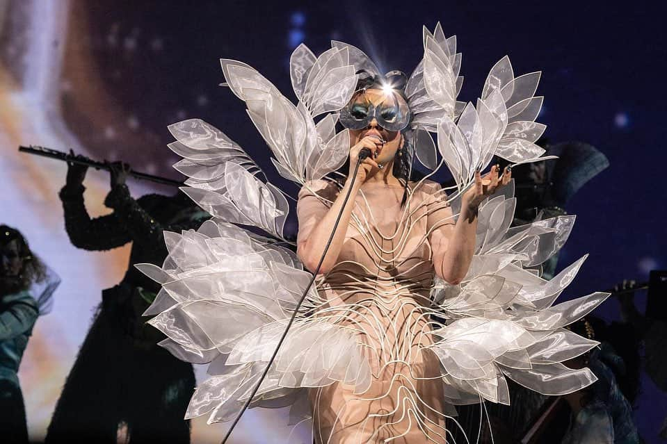 Iris Van Herpeさんのインスタグラム写真 - (Iris Van HerpeInstagram)「Otherworldly @Bjork wearing the custom ‘Sphaera’ look during her ongoing Cornucopia world tour  #irisvanherpen #hautecouture #bjork」9月9日 21時01分 - irisvanherpen