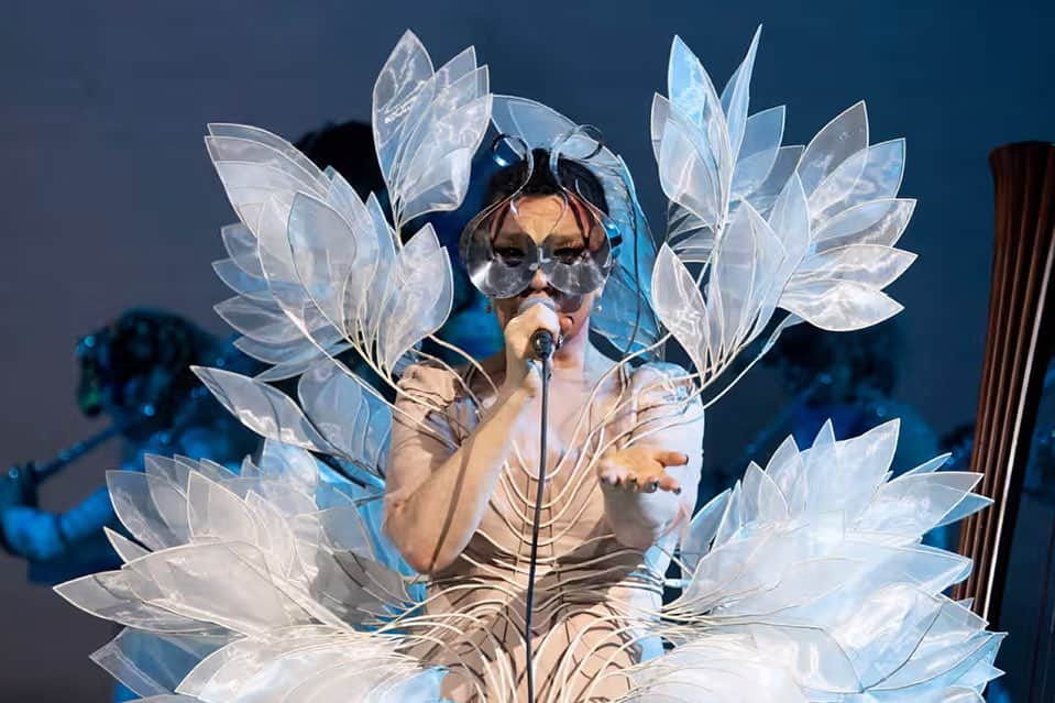 Iris Van Herpeさんのインスタグラム写真 - (Iris Van HerpeInstagram)「Otherworldly @Bjork wearing the custom ‘Sphaera’ look during her ongoing Cornucopia world tour  #irisvanherpen #hautecouture #bjork」9月9日 21時01分 - irisvanherpen