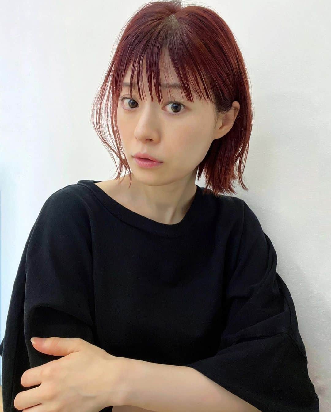 笹口直子のインスタグラム：「🍎🍎🍎 オススメの赤にしてもらった♡  @ishiwata_kana  @bloc_japon  #赤髪ボブ #haircolor」