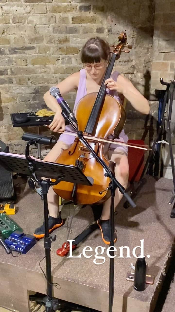 ジョニー・リー・ミラーのインスタグラム：「@miriamwakeling plays cello during A Mirror at  @almeida_theatre and is a total boss.」