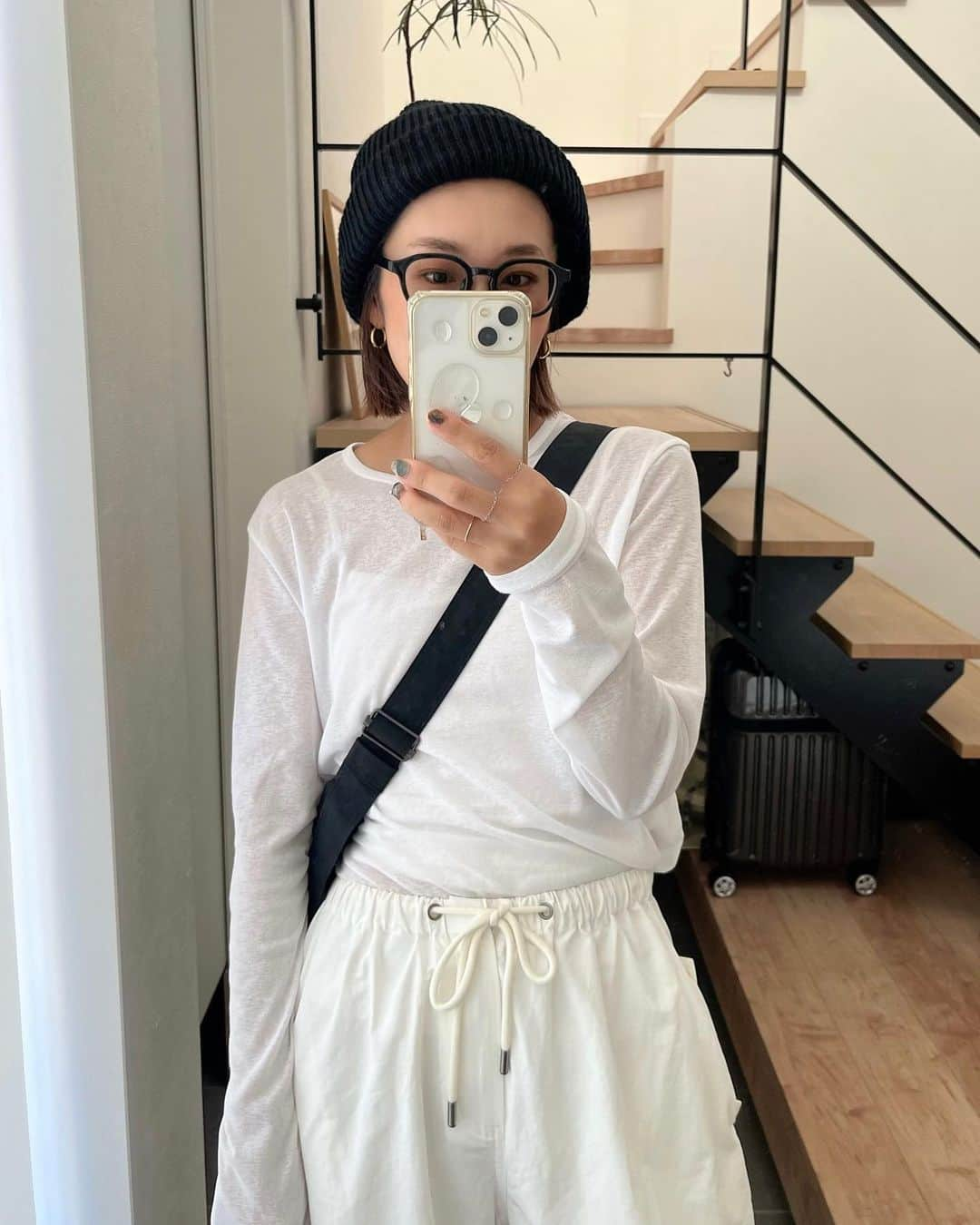 yan___5のインスタグラム：「最近のニット帽コーデ🧶 去年も夏終わりニット帽かぶってた (秋っぽさ出すに使いがち。単純)  モノトーンかワントーン。これもしがち🥴🤟🏼」