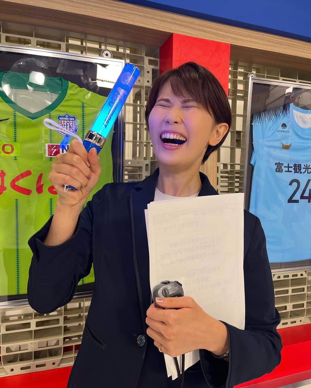 小松千絵のインスタグラム：「#ヴァンフォーレ甲府 見事逆転勝利！！ リーグ戦7試合ぶり、ホームでは約2ヶ月ぶりの勝利😭 長谷川選手の笑顔が見られてよかった😭😭  気持ちよく夜のテレビニュースで勝利を伝えられました✨  ぜひ明日の #山梨スピリッツ をご覧ください！！  （会社で自主LUMIÈLE BLUE✨笑）  #vfk #山梨県 #山梨 #yamanashi #甲府 #アナウンサー #ラジオパーソナリティ #ラジオパーソナリティー #ラジオ #radio #radiko #山梨放送 #ybsラジオ #小松千絵」