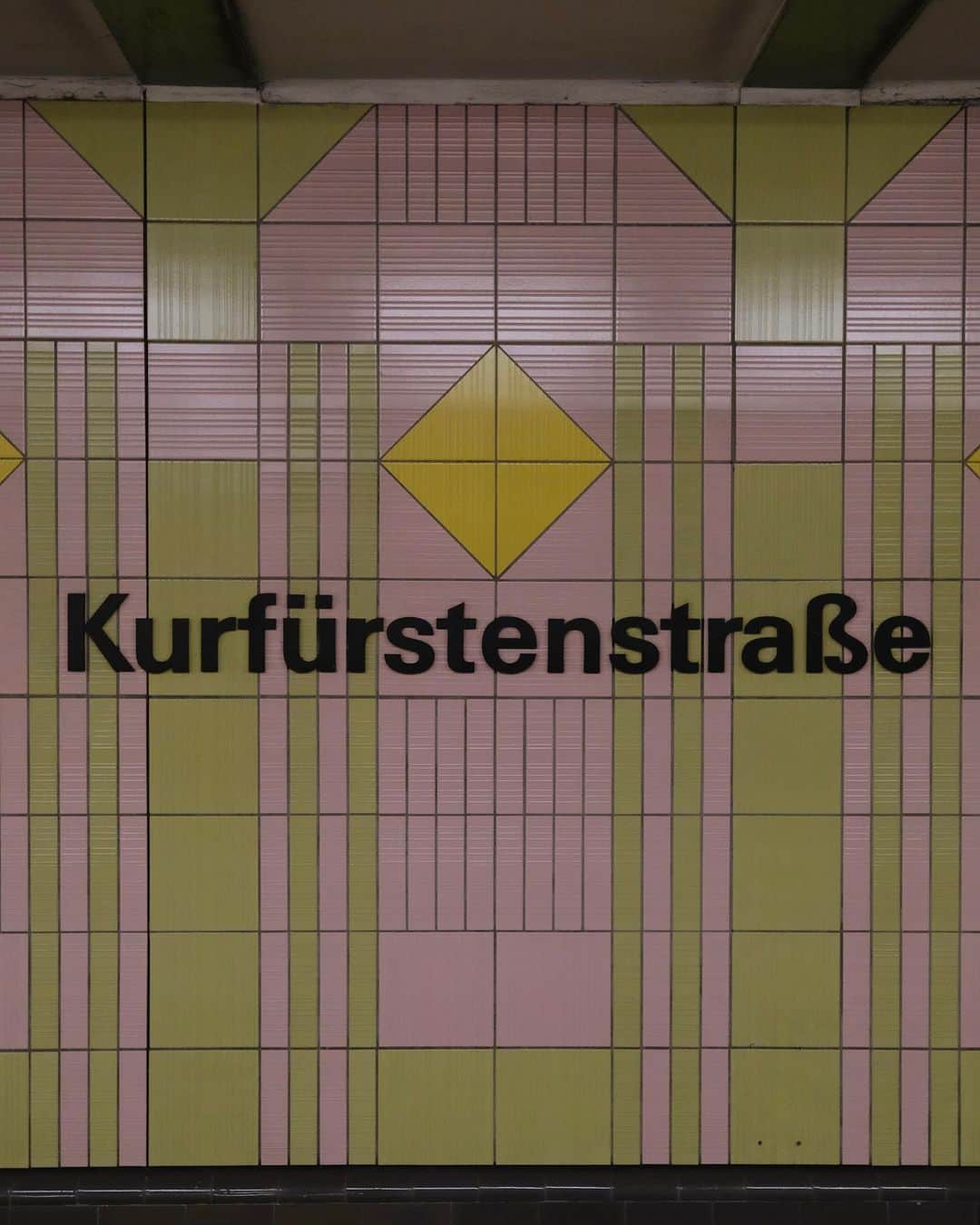 佐藤香菜のインスタグラム：「ベルリンの駅は デザインがかわいい 10年ぶり？のドイツに来ています🇩🇪」