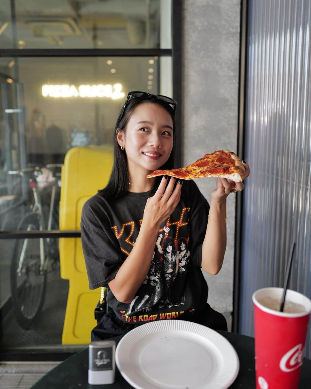 伊原葵のインスタグラム：「I LOVE PIZZA🍕♥️  やっぱり、ペパロニ最高。 ピザ食べすぎて、あおいちゃんピザばっかりですねって言われちゃったので、ちょいセーブしてたけど。笑  久しぶりに食べたピザは最高🫶🏻  インスタでもYouTubeでも食べてること多めなので、ほんとによく食べるね！って言われますが😆  食べること大好き〜♥️  でも、実は代謝があまりよくなく…  それにずーっと悩み、色々試し中なんだけど😮‍💨  いいサプリに出会いました！！  ナチュリズムってサプリなんだけど、初めて飲んでその日から感動して🥺  飲み続けているサプリです✨  いくつか種類があるんだけど、私はプレミアムを飲んでる◎  vlogとかでも飲んでたやつ〜🕊️  持ち運びできる缶タイプと大容量タイプがあるから、私はなくなったら詰め替えて持ち運んでる！  必ずカバンに入れてる、もはやお守りみたいな感じ🫡  朝昼晩3粒飲んで「ダイエット＋腸活＋美肌＋菌活」ができるよ！  私は、本当に身体に溜めやすいタイプで…  いらないものは、身体からさよならしたいので👋  その意味で、ナチュリズムがぴったりで飲み続けてます🤫  たくさん食べる時は必ず飲む！！  あまり代謝が良くなくて悩んでる人、沢山ご飯食べたい人🍚  ぜひ、試してほしい〜！！  #ナチュリズム #ナチュリズムプレミアム #ポーチの中にナチュリズム #食前の新習慣はナチュリズム」